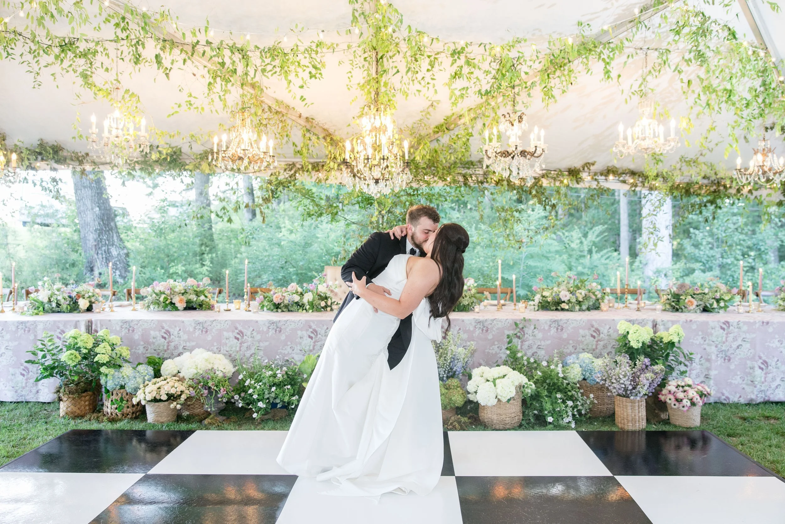 Bridgerton-Inspired Wedding: Luxe Garden Reception Ideas for a Timeless, Vintage Look