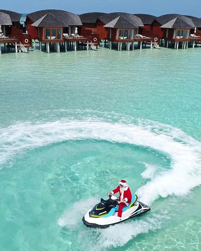 Christmas in the Maldives | Tag someone who would love this👇
.