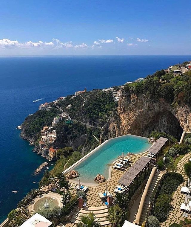 Summers on the Amalfi Coast 🇮🇹 | Tag someone who deserves this lifestyle👇
.
Follow behind the scenes at @luxlifetravels  #theluxurylife #luxury #travel #amalficoast #italy #vacation