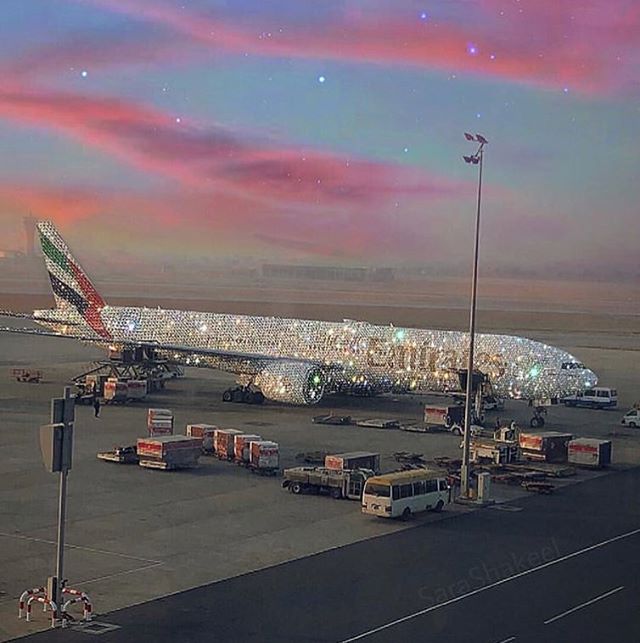 Emirates&rsquo; Boeing Bling | tag someone who would love this👇
.
Photo edit by @sarashakeel
