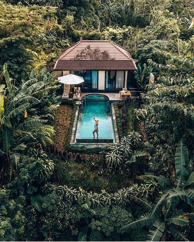 Would you stay in this incredible villa in Bali?👇 Photo @camillamilja