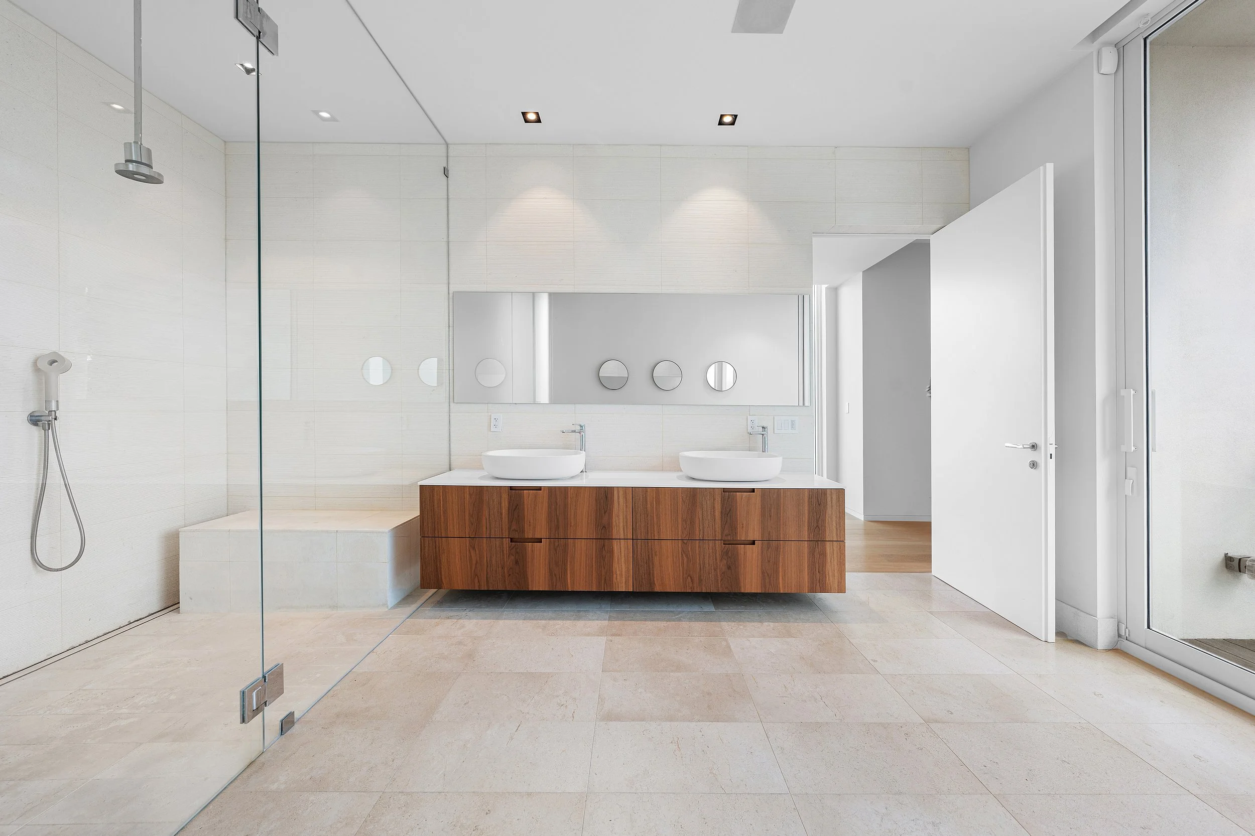 24 Principal Bathroom.jpg