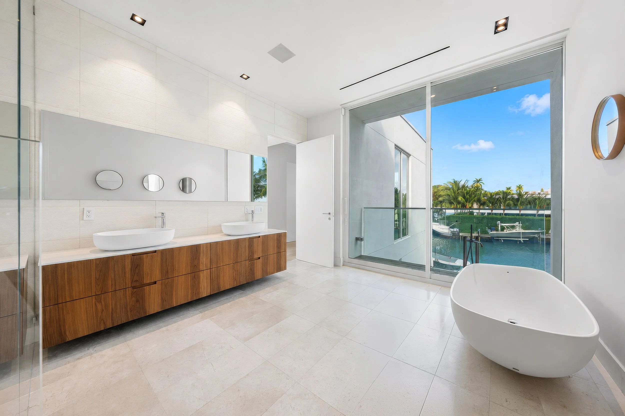 25 Principal Bathroom Tub 2v.jpg
