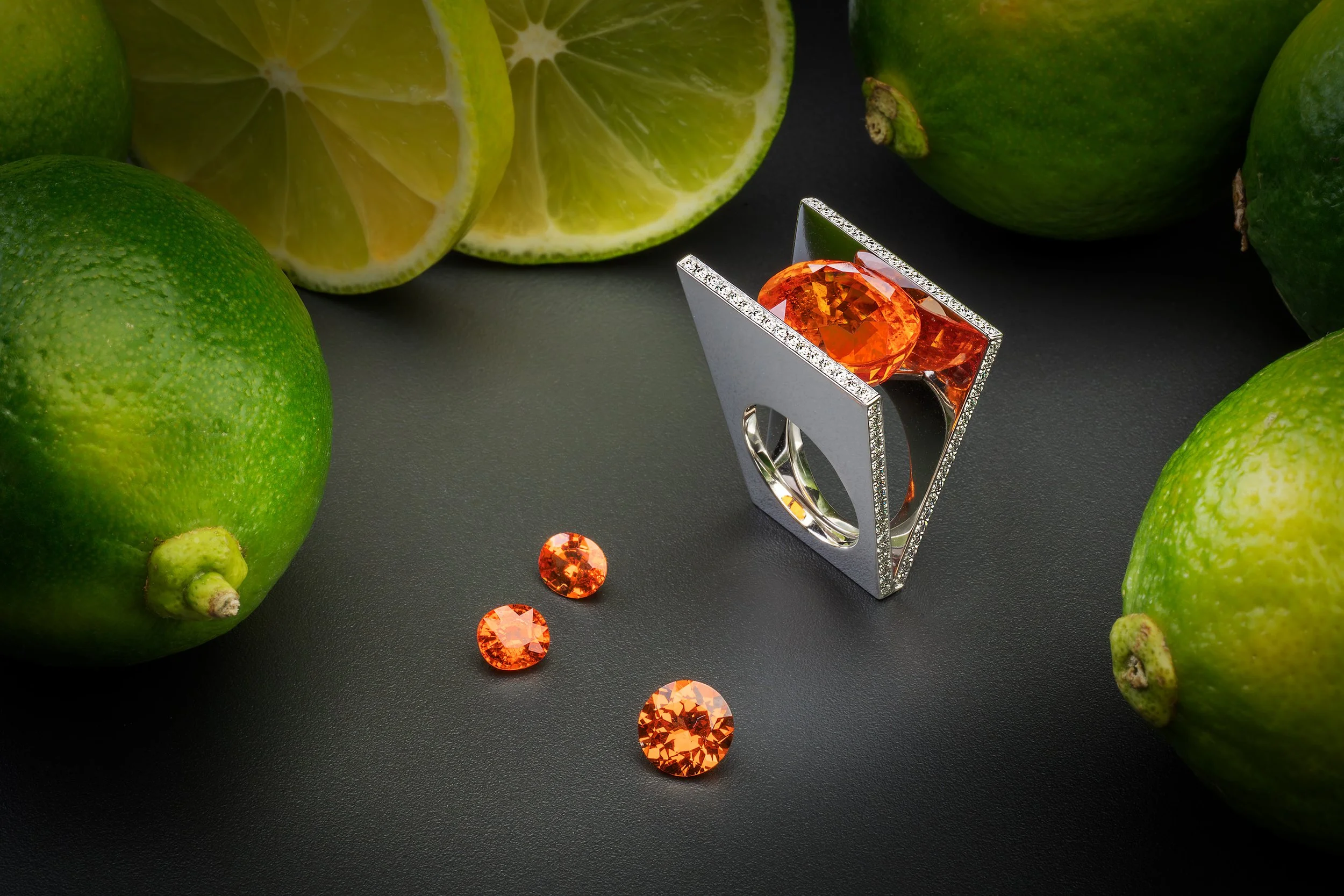  “Fanta” mandarin garnet (25.74ct.) whitegold and diamonds 
