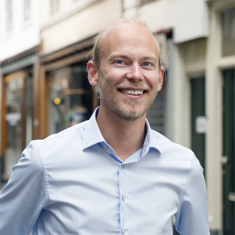 Marc van der Geest Tekstschrijver, information designer en adviseur. Mail | LinkedIn Als ervaren tekstschrijver en adviseur maakt Marc communicatie helder, eenvoudig en leesbaar. Door de informatie én de context te doorgronden, alles te schrappen wat de doelgroep niet écht hoeft te weten, en wat overblijft te vereenvoudigen, visualiseren en personaliseren.