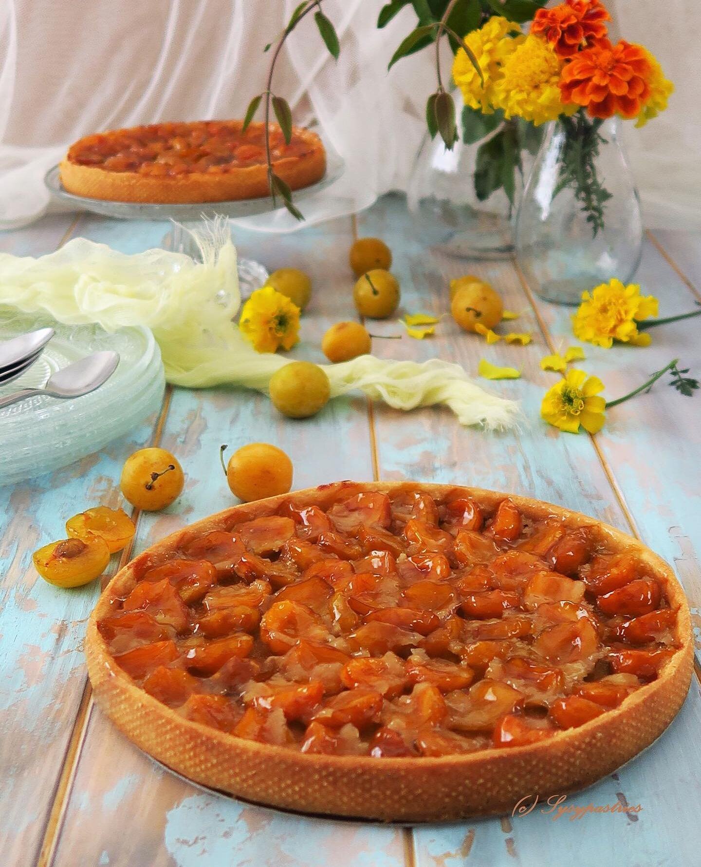 Recette facile de tarte aux mirabelles pour 6 personnes cr&eacute;&eacute;e par @sysypastries

Liste des ingr&eacute;dients :

&bull; 500 g de Mirabelles fra&icirc;ches
&bull; 2 &agrave; 3 CS d&rsquo;amandes en poudre
&bull; Nappage blond ou confitur