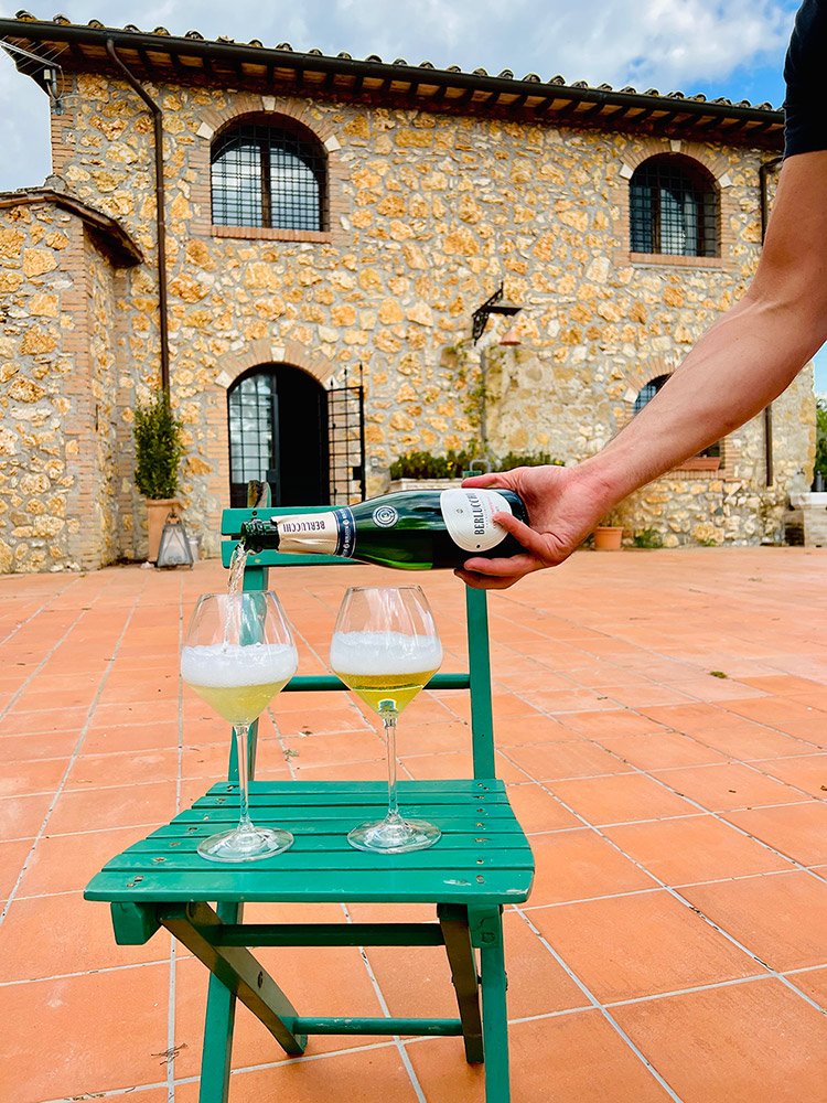 sommelier-wine-tasting-casale-delle-querce-umbria-vacation-home.jpg