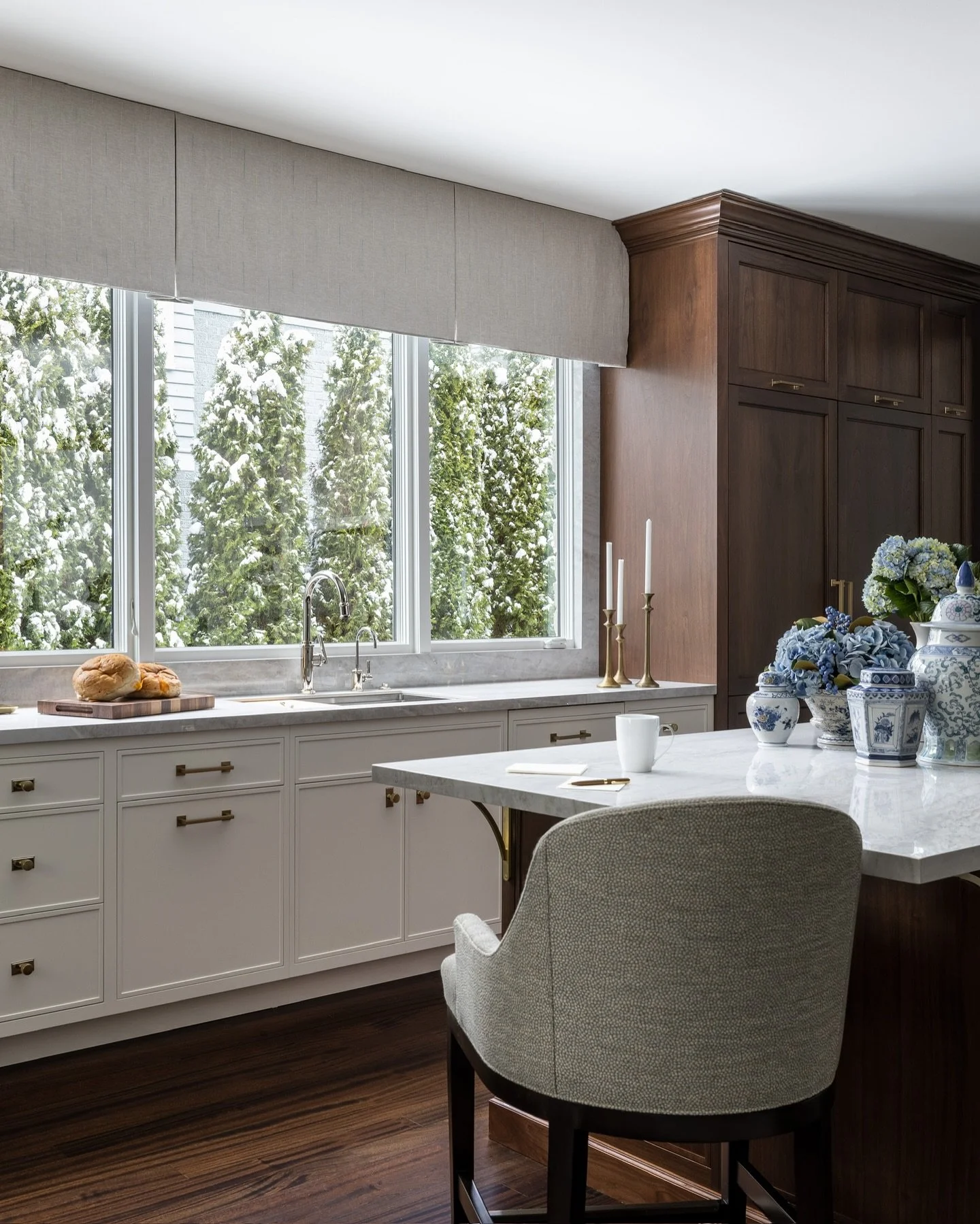 This kitchen is giving us all the Sunday morning vibes&hellip; jotting down a list with a cup of coffee, and that cozy banquette&hellip;☕️