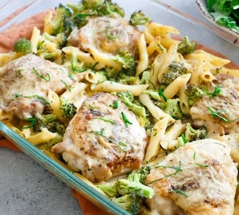 #freshinspiration - a sumptuous Asiago cream sauce makes this garlicky chicken and pasta dish decidedly delicious.#whatsfordinner 

IRL version with a side salad and #local baguette by our Outreach Specialist Quinlan! ⭐⭐⭐⭐⭐

Recipe in our #linktree