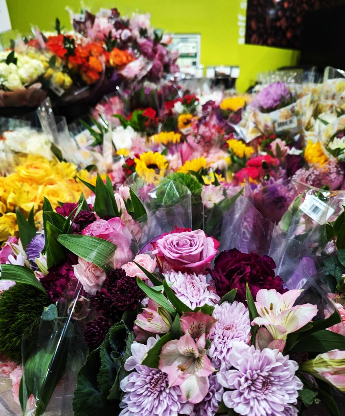 Find the perfect gift for Mom this weekend at the co-op! Fresh bouquets, #local giftcards, plants, and chocolate + pick up quiche, cakes, and chocolate covered strawberries from our bakery! 

#happymothersday #shopthecoop #shoplocal #spring
