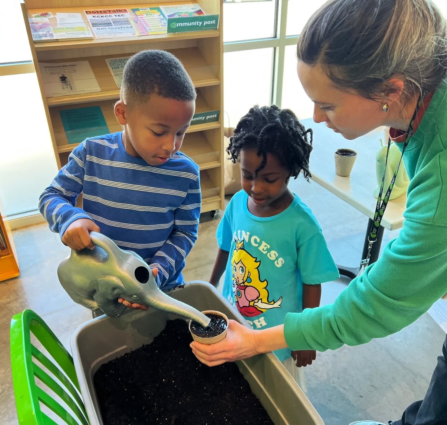 Plant your own Golden Sweet Pea seeds this Saturday till noon at both locations! Once you get home, put them right in the ground or in a pot. Then make a card for Mom - the perfect gifts for next weekend.
This activity is free for kids of any age.