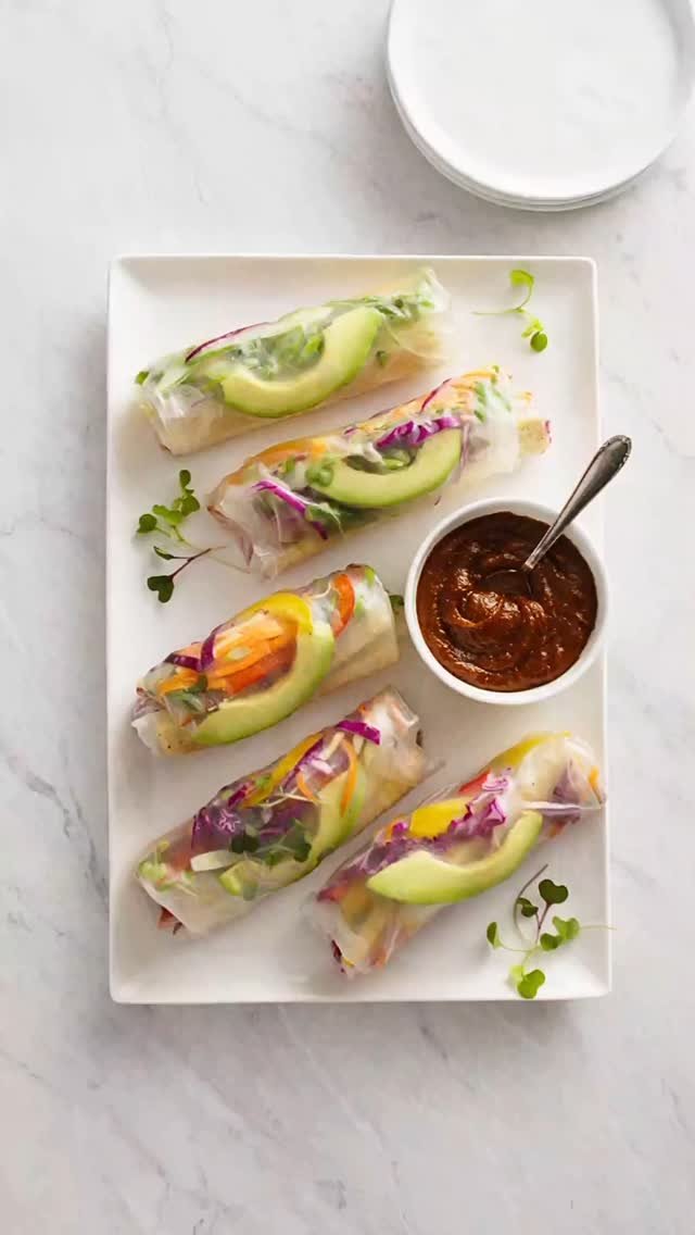 🌈These Rainbow Spring Rolls are the perfect, no oven required meal for the summer. Wrap your favorite summer veg + dip in this Peanut Hoisin Sauce:
1/4 cup smooth peanut butter
3 TB hoisin sauce
1 tsp sriracha
2 TB water
Stir until smooth and serv
