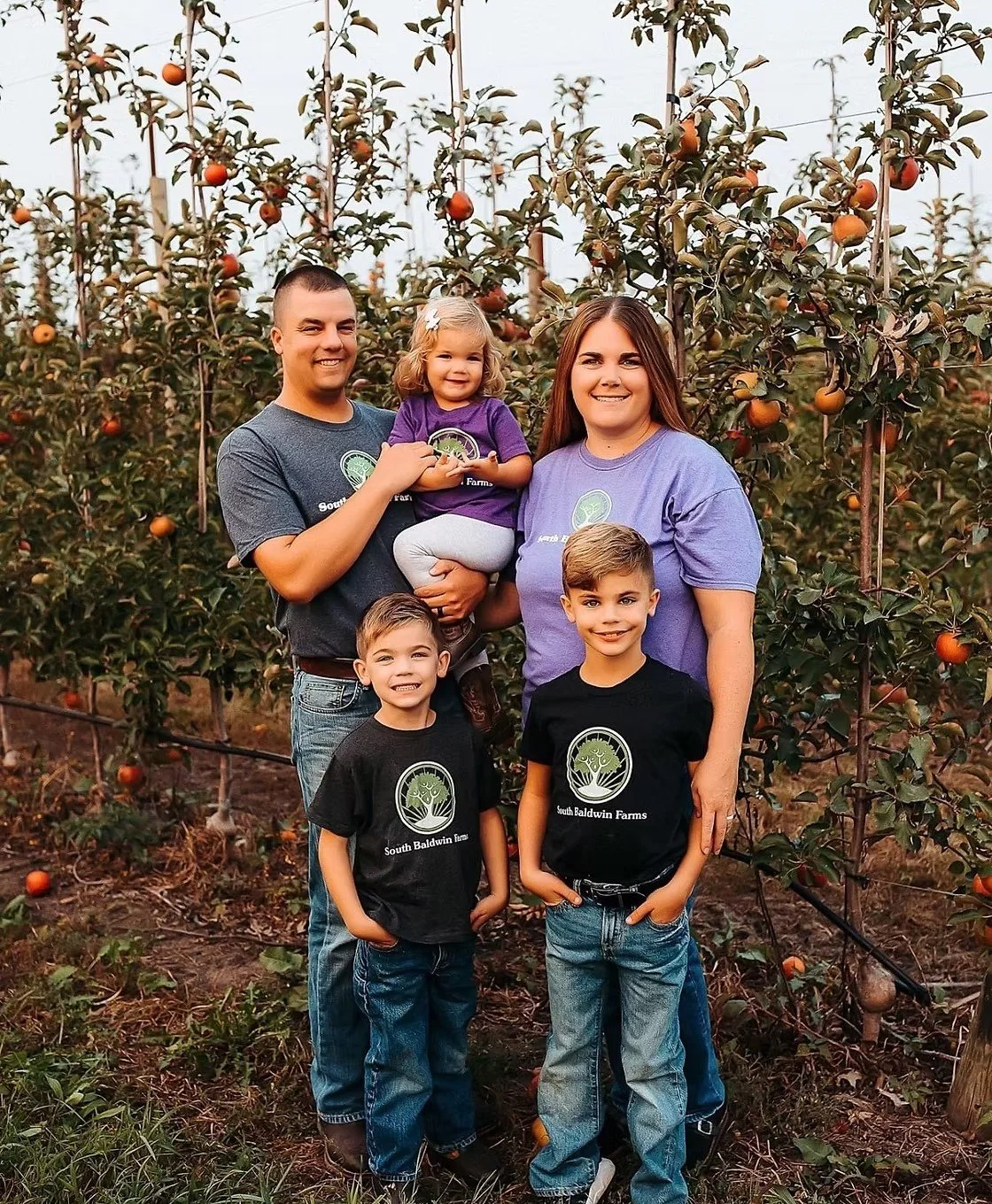 It's apple season! 🍎🍏Crisp, sweet, tart, or perfect for baking or dipping in caramel - we’ve got the right #local apple.
@southbaldwinfarms and Beisecker Farms supply apples at the Lawrence location! Find the guide to each variety and their