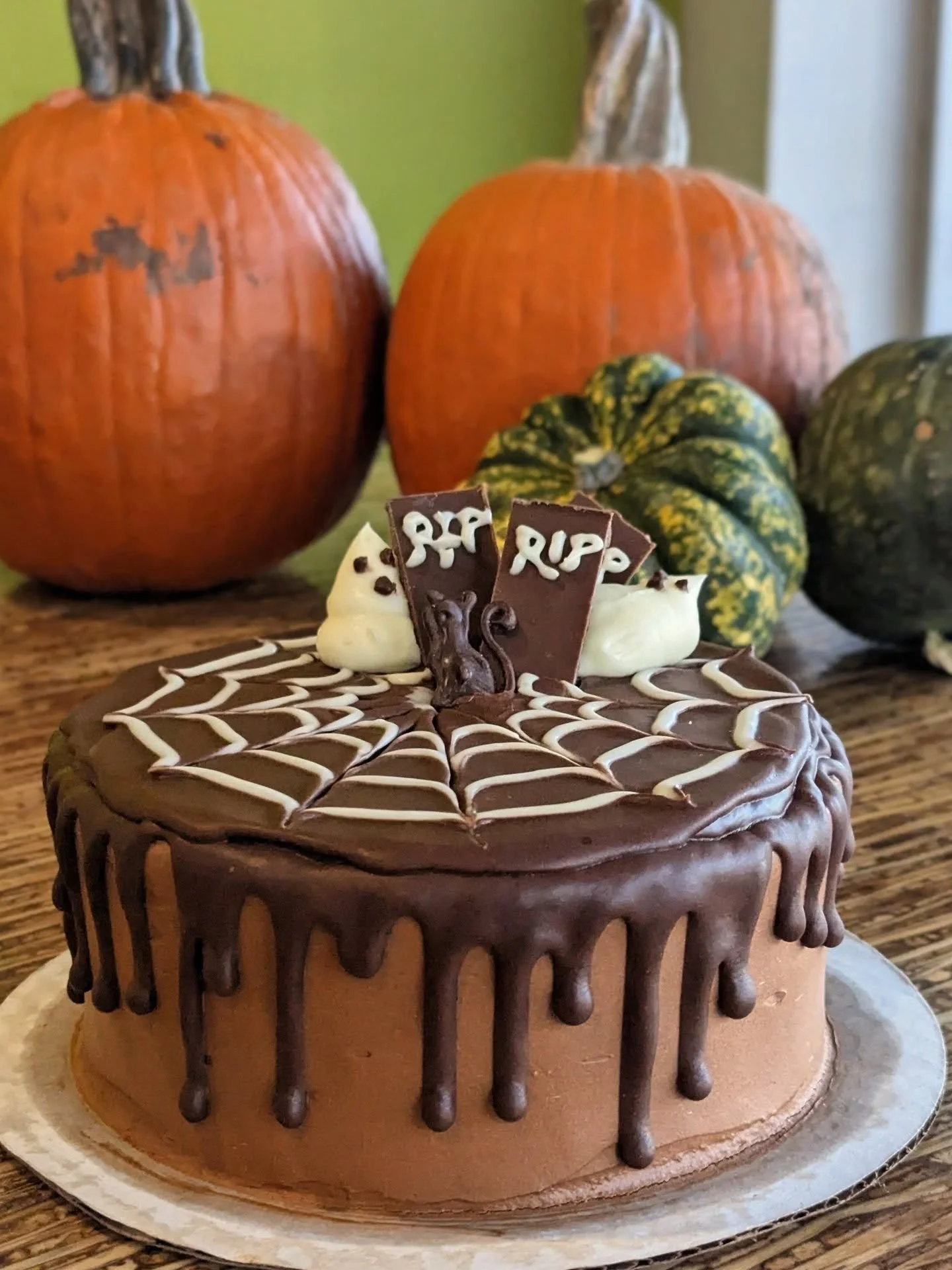 Death by Chocolate Cake 🐈‍⬛🎃👻 This chocolate cake with chocolate buttercream, layered with chocolate shards and chocolate ganache and topped with white chocolate from our bakery is seriously decadent. Get one before it's gone!
 #happyhallowee