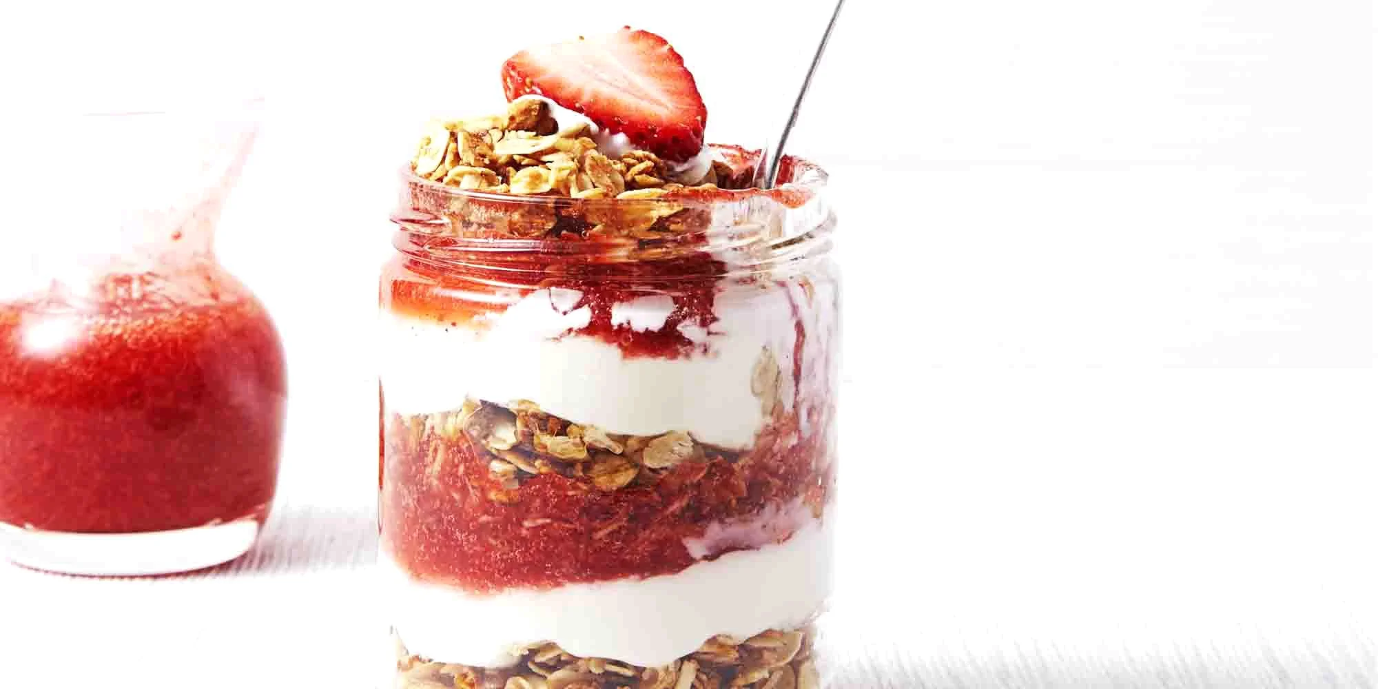 Strawberry-granola-yogurt-parfait.jpg