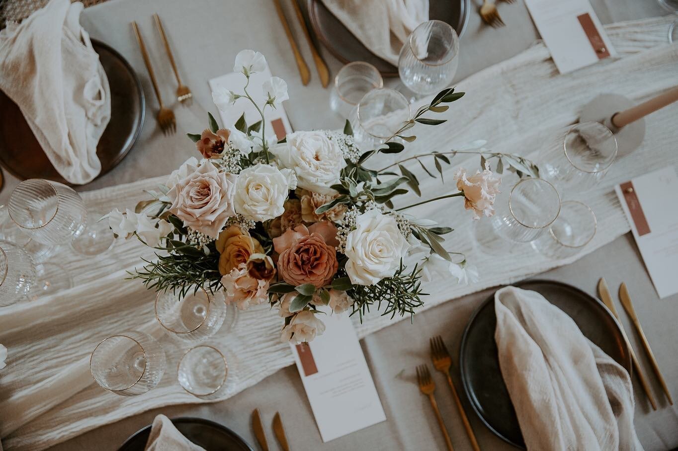 &ldquo;There&rsquo;s nothing like fresh flowers.&ldquo;
.
.
Styling by: @elleweddings.be 
Flowers by: @bloomsandleafs 
Location: @eric.sels_tuinarchitectuur