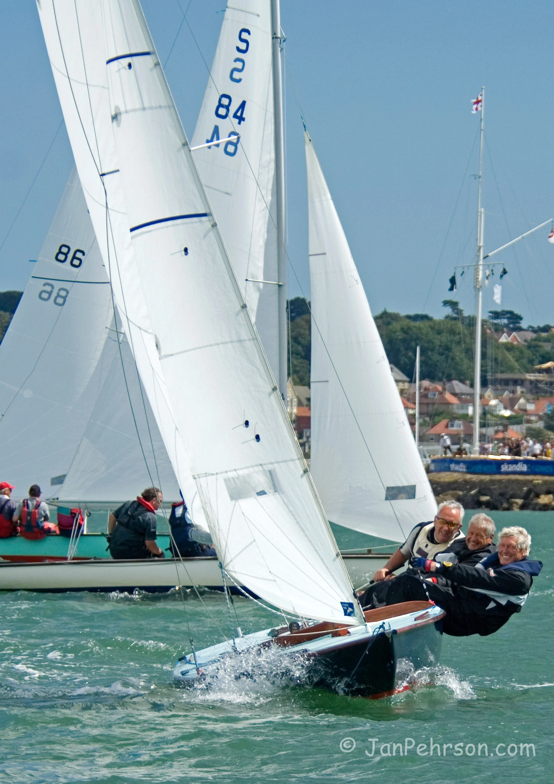 Skandia Cowes Week 2007:  UK: Isle of Wight, Cowes. Race Day 4 - Swallow Class (02474 )
