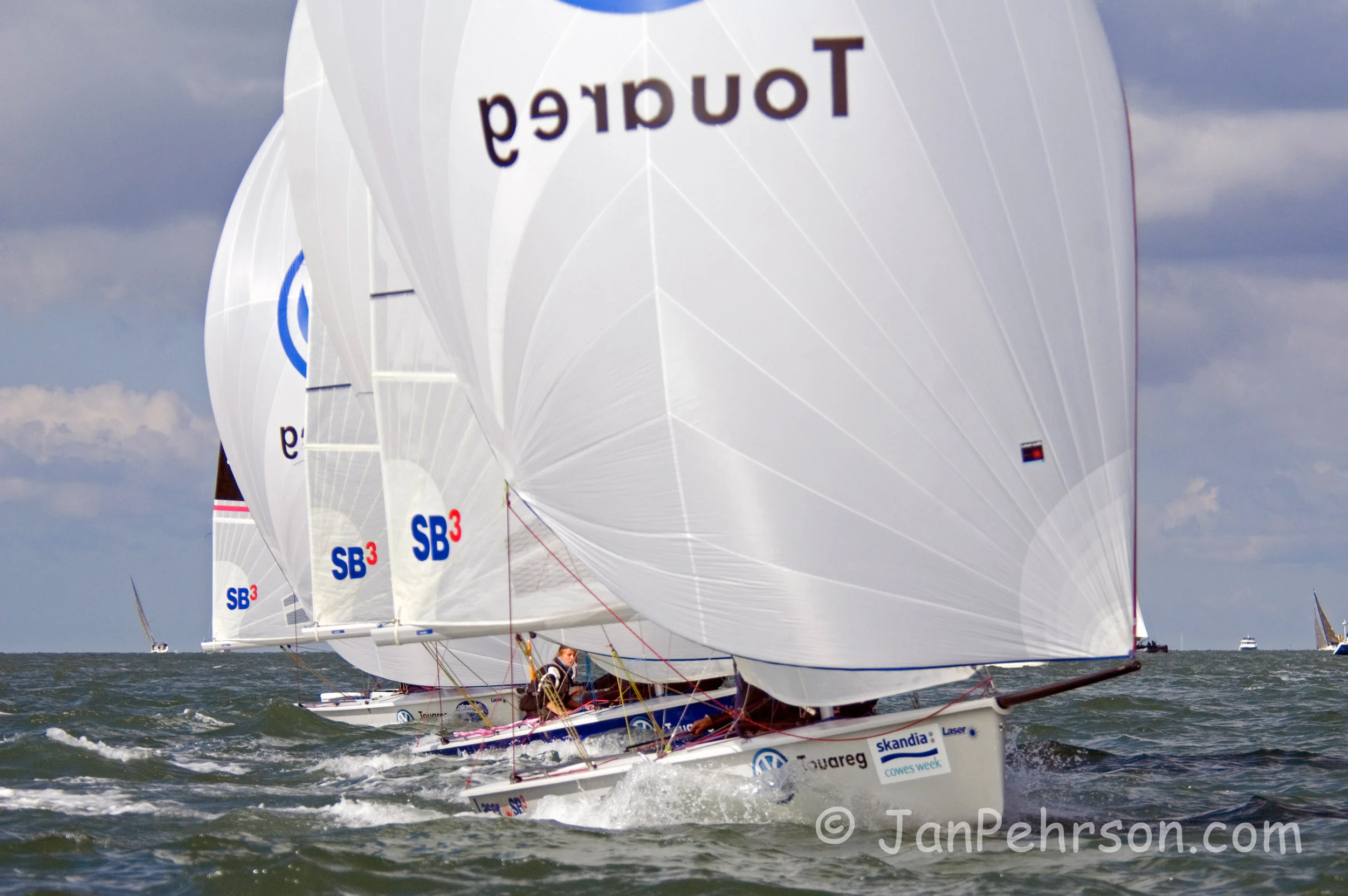 Skandia Cowes Week 2007:  UK: Isle of Wight, Cowes. Race Day 3 - Laser SB3 downwind Start (00591)