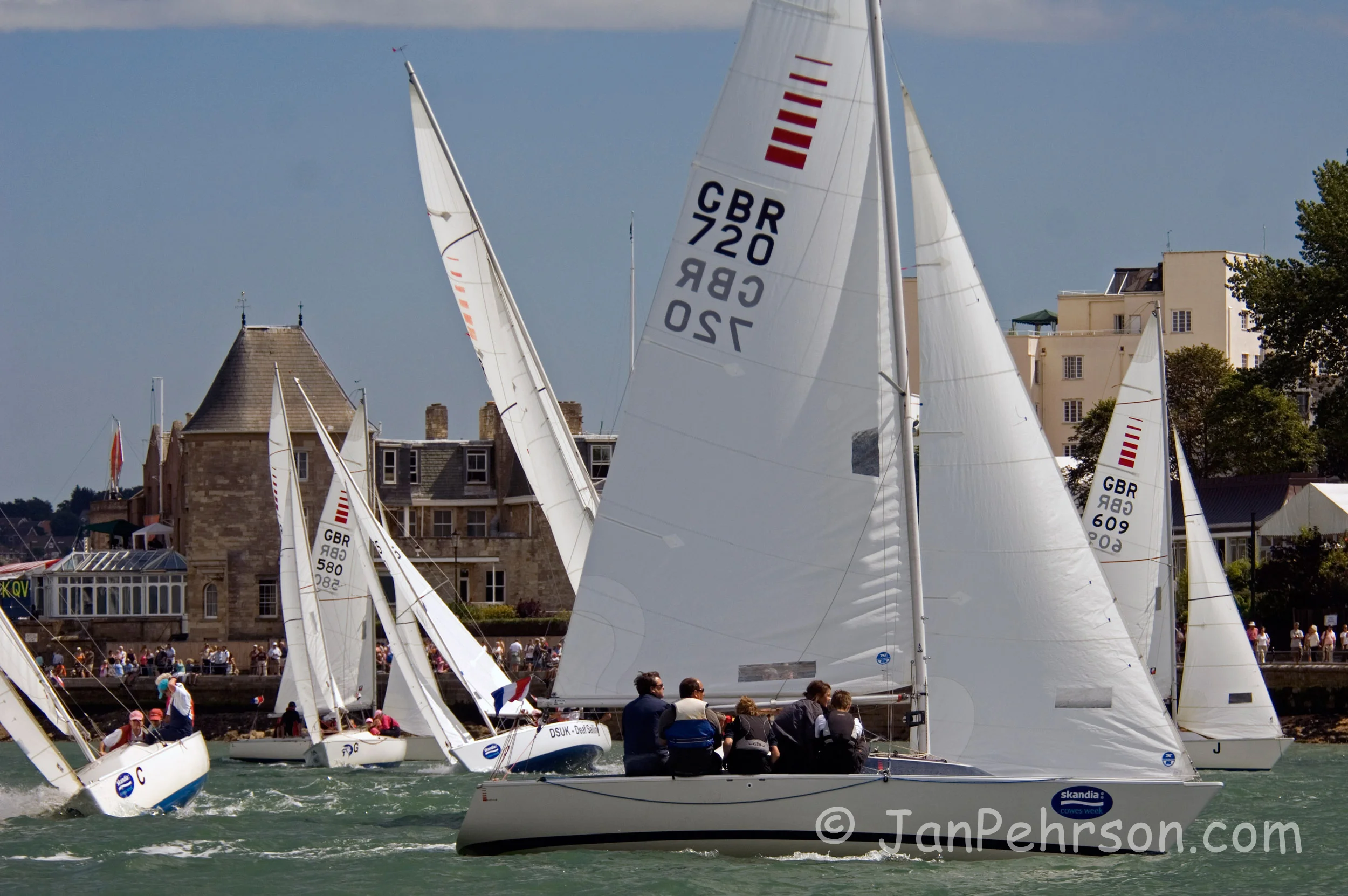 Skandia Cowes Week 2007:  UK: Isle of Wight, Cowes. Race Day 4 -  Sonar Class off of Royal Yacht Squadron (02437)
