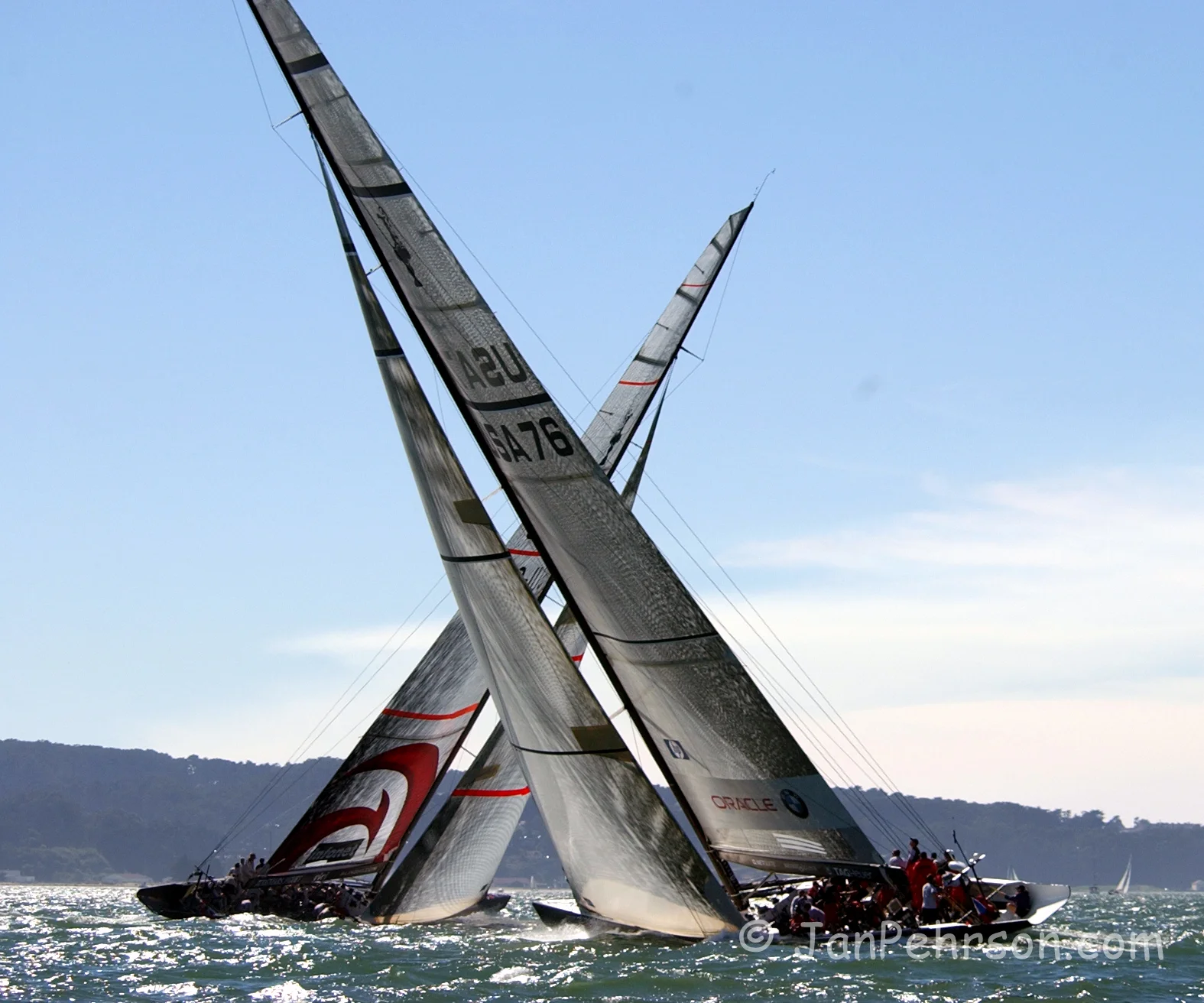 September 2003, San Francisco, CA, MOËT CUP, America’s Cup Winning Yacht Alinghi of Switzerland faces BMW Racing (Oracle) of the USA on the San Francisco Bay (0435)