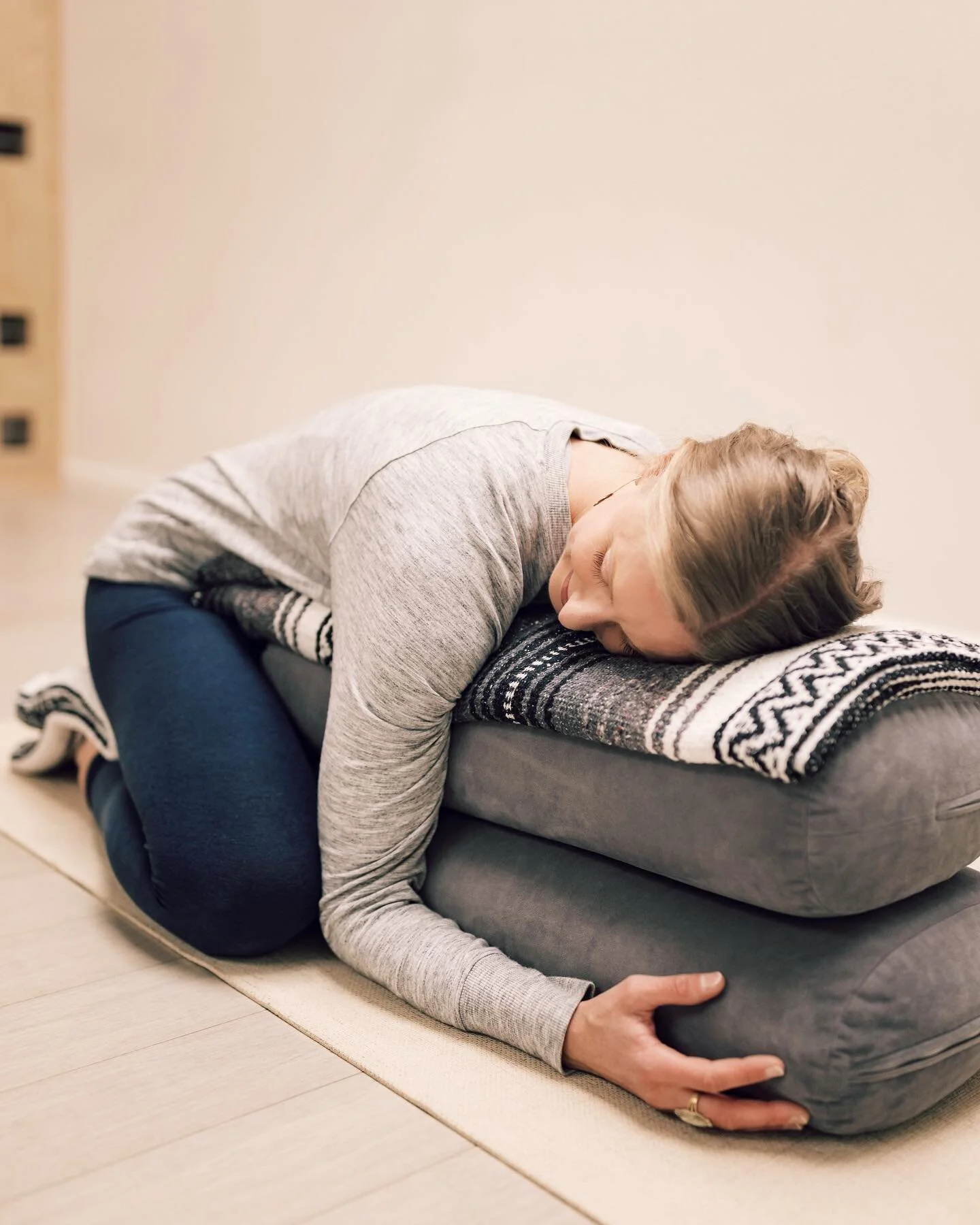 Listen more.
Tell less.
Your body is not the enemy.

#yogapractice #itsallyoga #takecareofyourself #slowdown #doless #humanbeingnothumandoing #virtualyogastudio #virtualyogateacher #yogateacherbayarea #virtualyogaseries #thesoothingtoolbox #movewellb