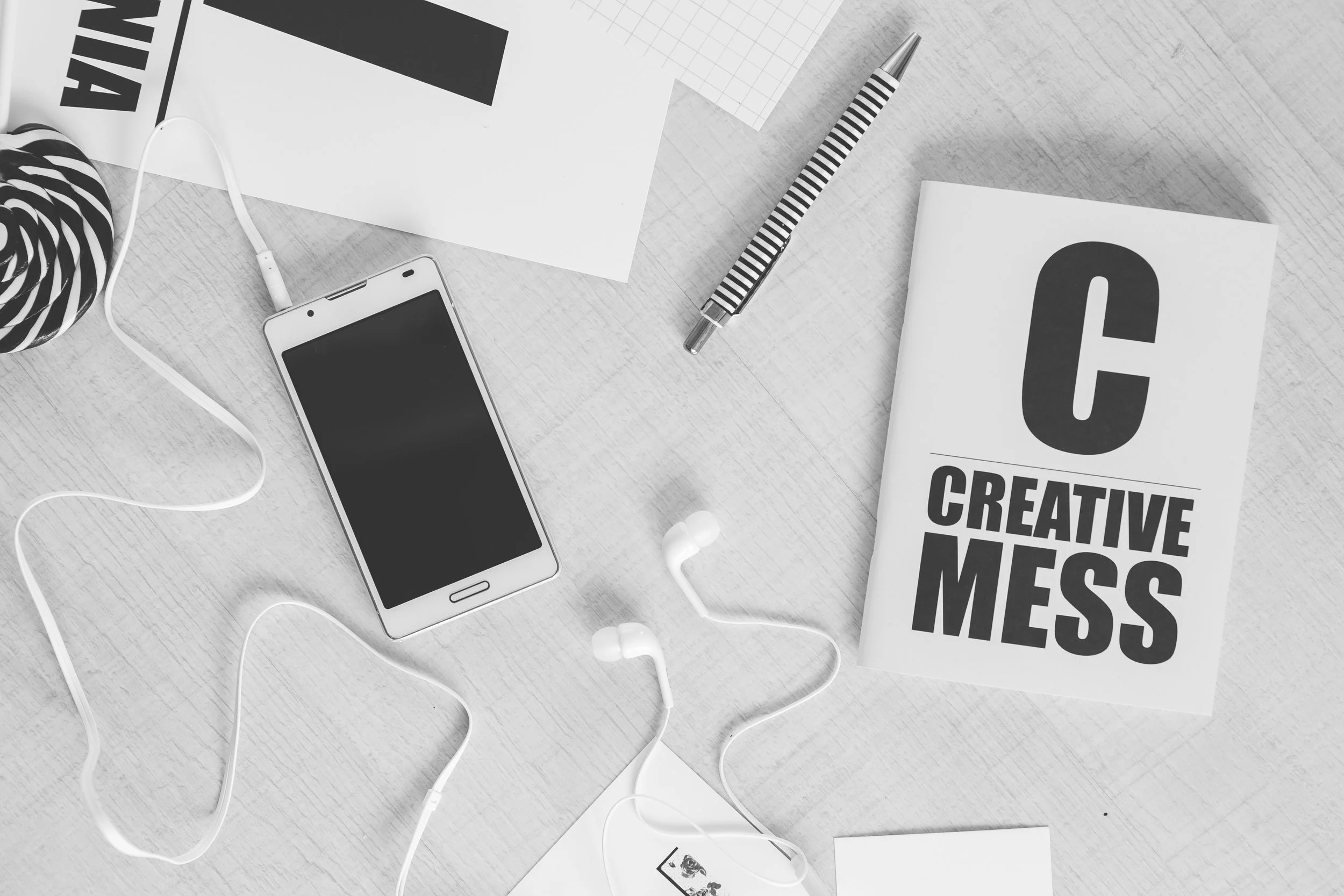 creative-smartphone-notebook-typography.jpg