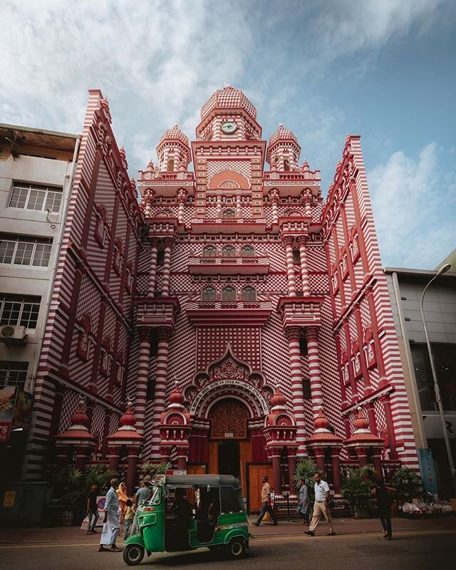 The eye-catching red mosque of Colombo. It was hard not to notice this beautiful mosque among all the chaos occurring outside.
&bull;

#destination_srilanka #unchartedadventures #worldclassat30kfeet #srilanka #visitsrilanka @omgsrilanka @srilanka