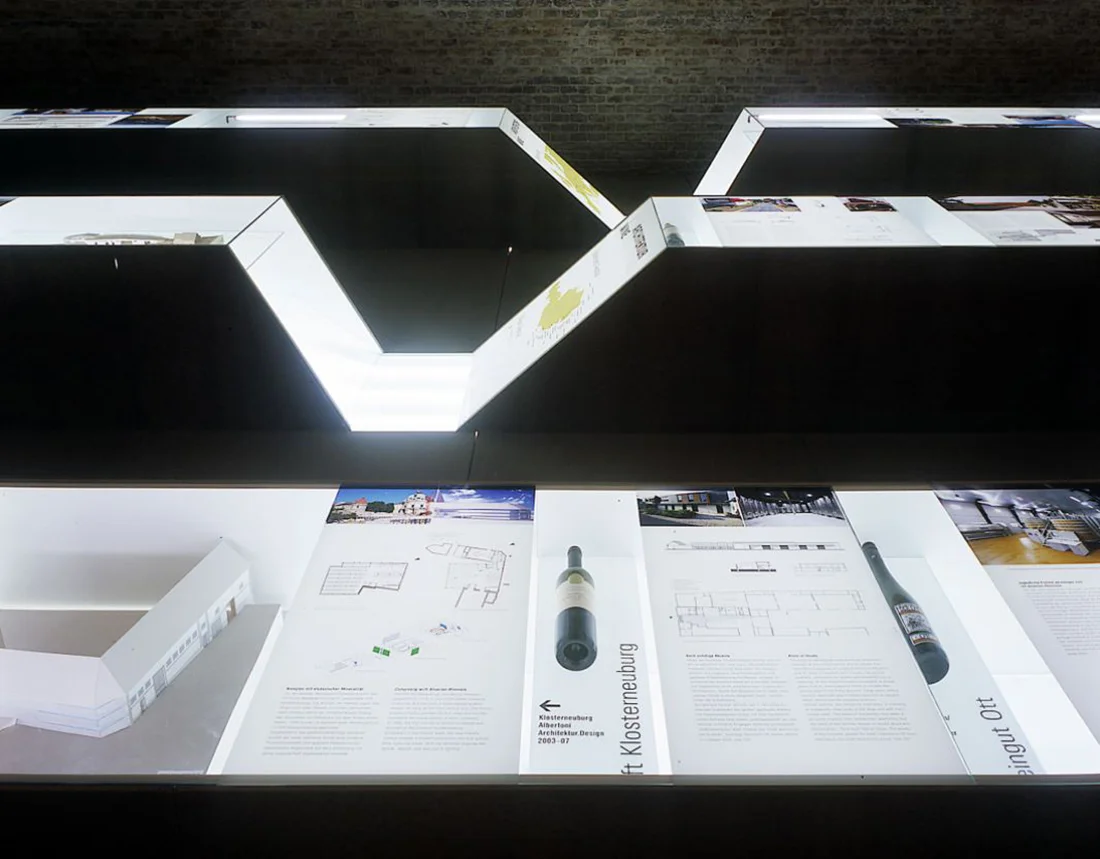  unterschiedlichste Materialien wurden in sich aneinanderreihenden in Vitrinen kombiniert 