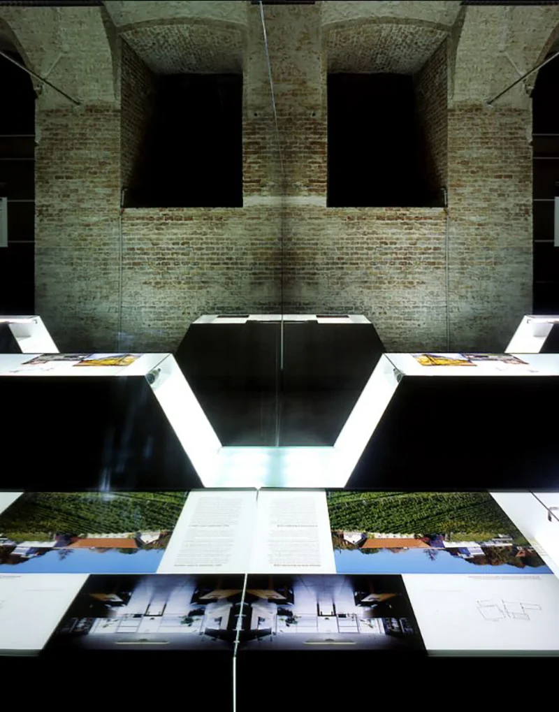  durch die Spiegel an den Stirnflächen laufen die Zeilen virtuell weiter 