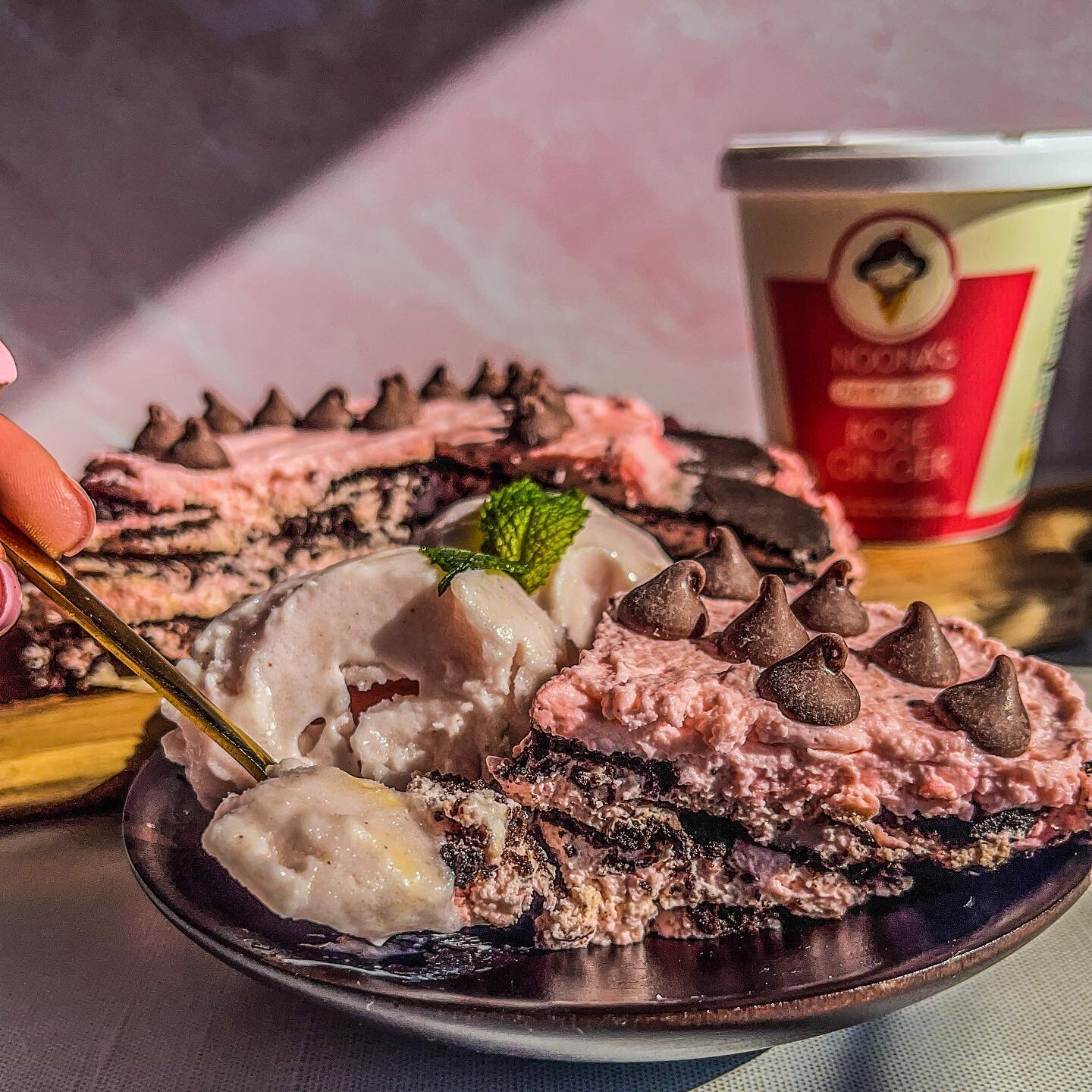 The easiest Valentine&rsquo;s Day icebox cake you never made&hellip;but you should 💕🍰. It&rsquo;s fluffy, creamy with layers of fresh vanilla whipped cream and cookies.

Served with Noona&rsquo;s Vegan Rose Ginger Ice Cream makes for a perfect roma