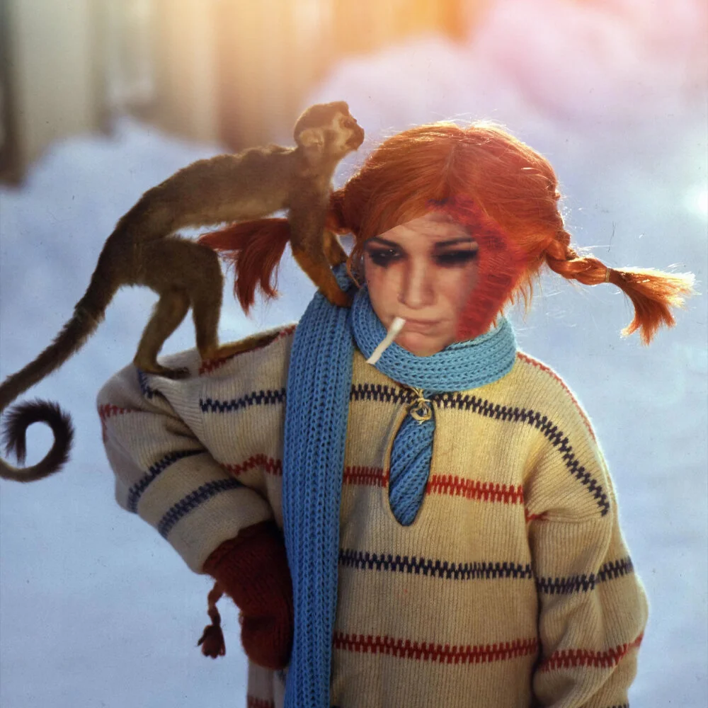 Fotomontage von Saskia Thudium ("AreaGames", "Der Letzte Podcast") als Pippi Langstrumpf mit Äffchen auf der Schulter. Satirisches Meme-Bild von "Das Letzte Wiki".