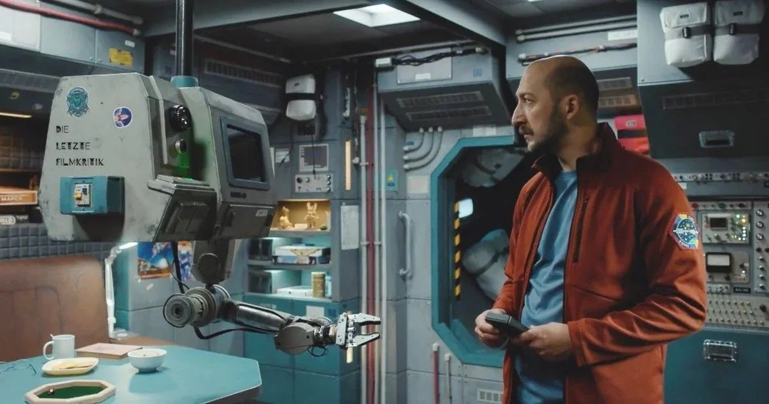 #Filme &uuml;ber einsame #Astronauten hatten wir schon einige. Den Weltuntergang vom All aus ebenfalls bereits im Kino gesehen. Der ukrainische #ScienceFiction - Geheimtipp #UAreTheUniverse schafft es, sich ein solches Konzept jetzt noch mal mit eige