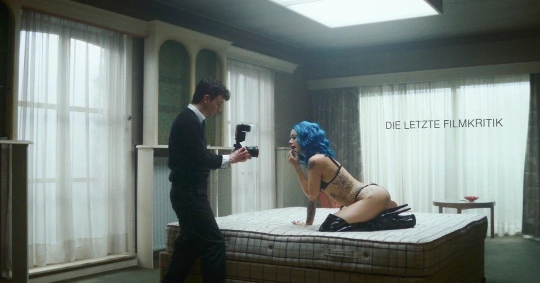 Ein Jugendlicher filmt Amateurpornos f&uuml;r seinen Vater und das ist f&uuml;r ihn zuerst kein Problem - doch dann verliebt er sich zum ersten Mal.

Muriel d&rsquo;Ansembourgs Deb&uuml;tfilm &bdquo;Truly Naked&ldquo; war f&uuml;r uns eine der gro&sz