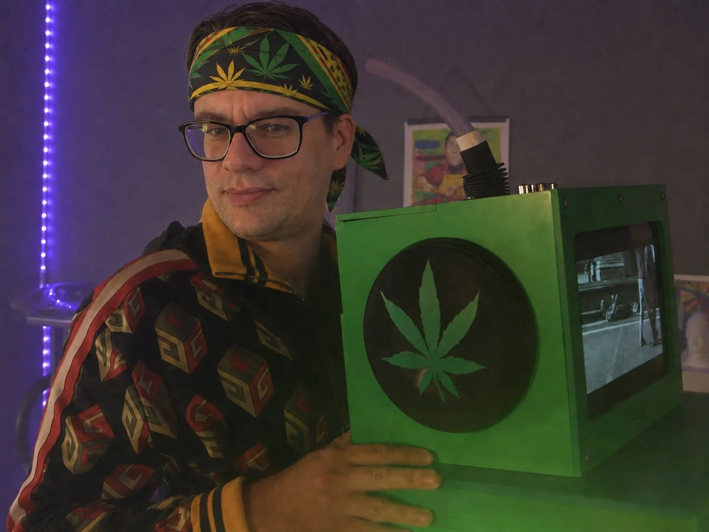 KI-generierte Fotomontage zeigt Alexander Voigt als Ethan Klein im "Vape Nation"-Video. Parodie aus Das Letzte Wiki.