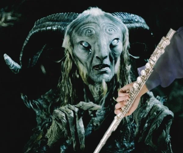 Als Meme konzipierte Bildmontage einer Szene aus dem Film "Pan's Labyrinth" mit einer Flöte aus der satirischen Artikelsammlung von Das Letzte Wiki.