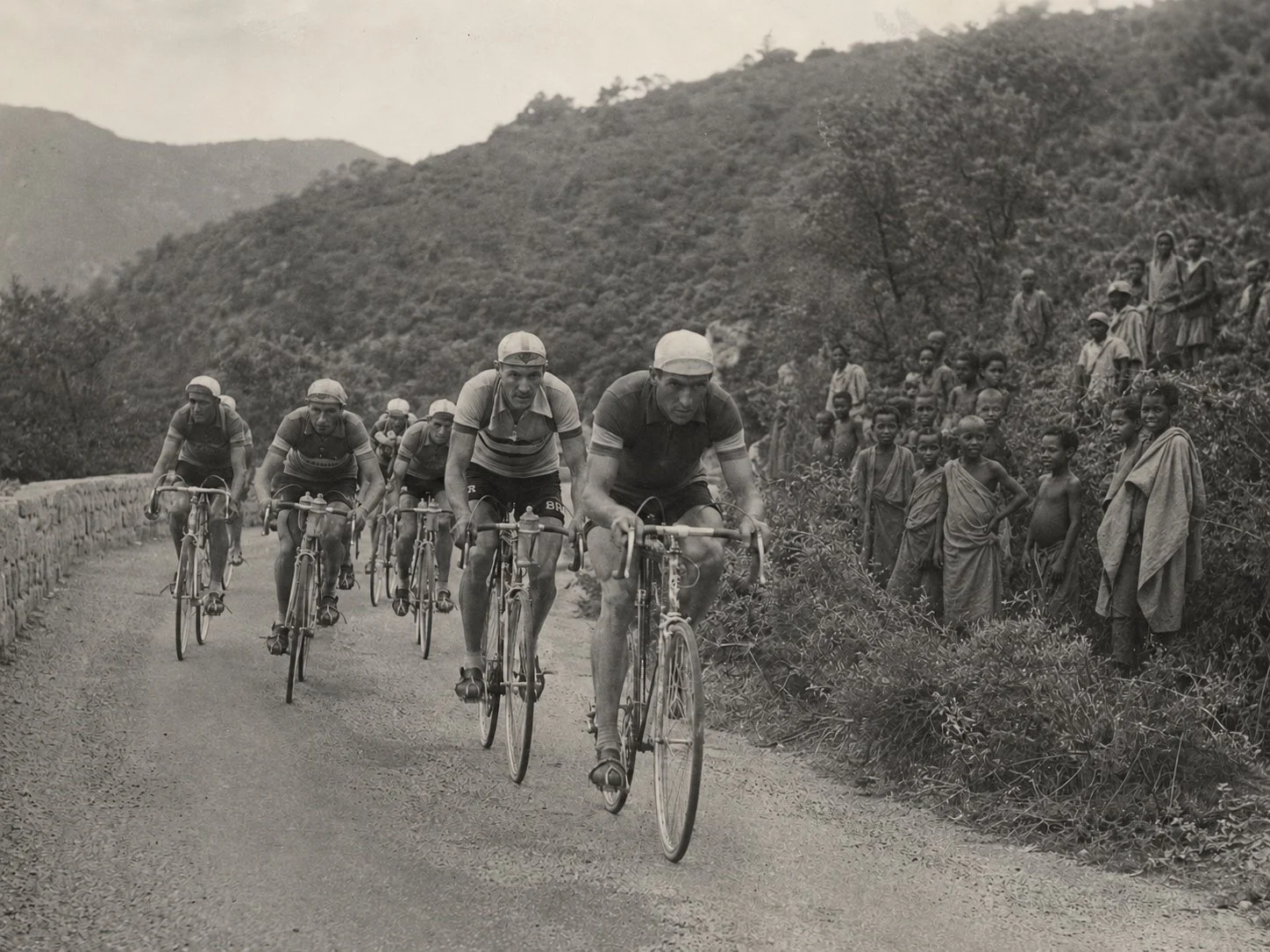 Satirisches KI-generiertes Foto einer fiktiven Tour de France aus der Lexikon-Parodie Das Letzte Wiki.
