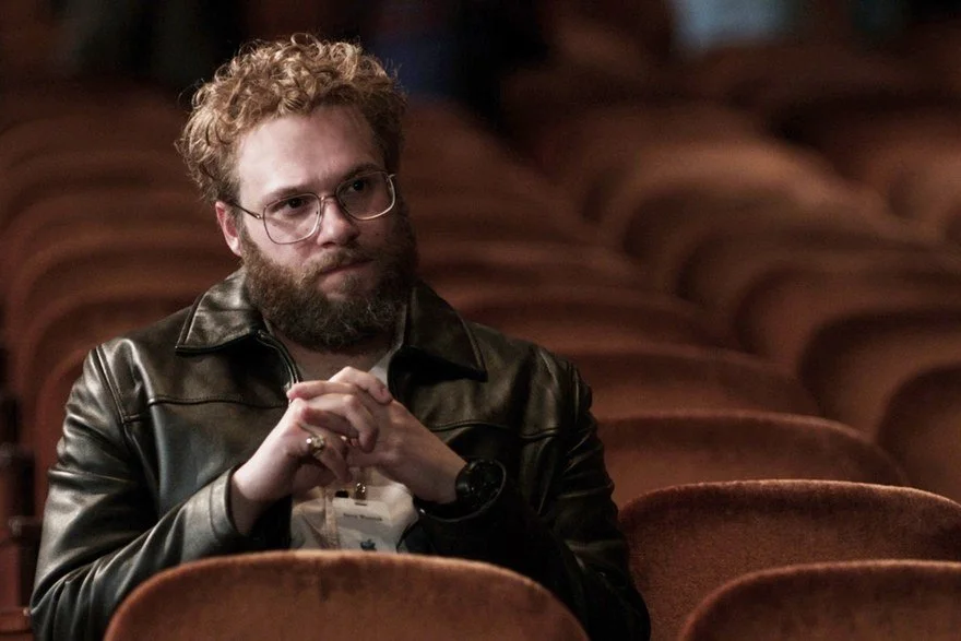 Schauspieler Seth Rogan in einer Szene aus dem Film "Jobs" (© Universal Pictures) als Meme im satirischen Lexikon Das Letzte Wiki.