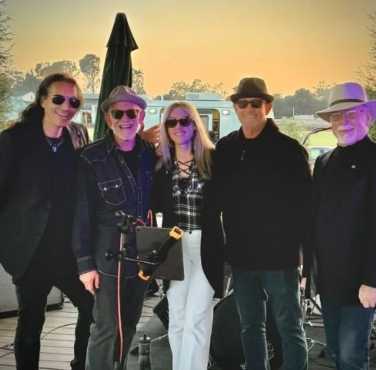 Live Music: King Bee, 6-9 pm/ Food Truck: DisFruta