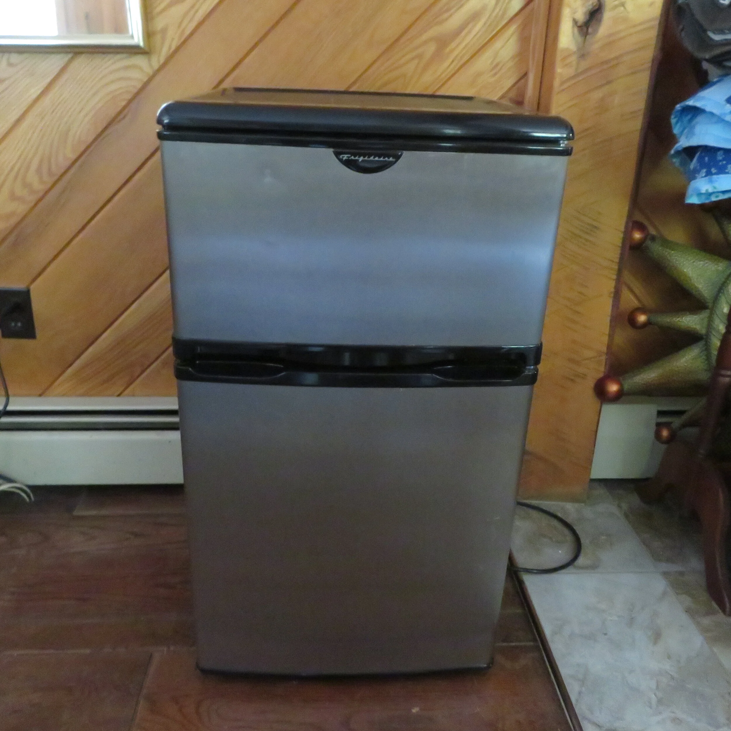 emerson mini fridge cr501e