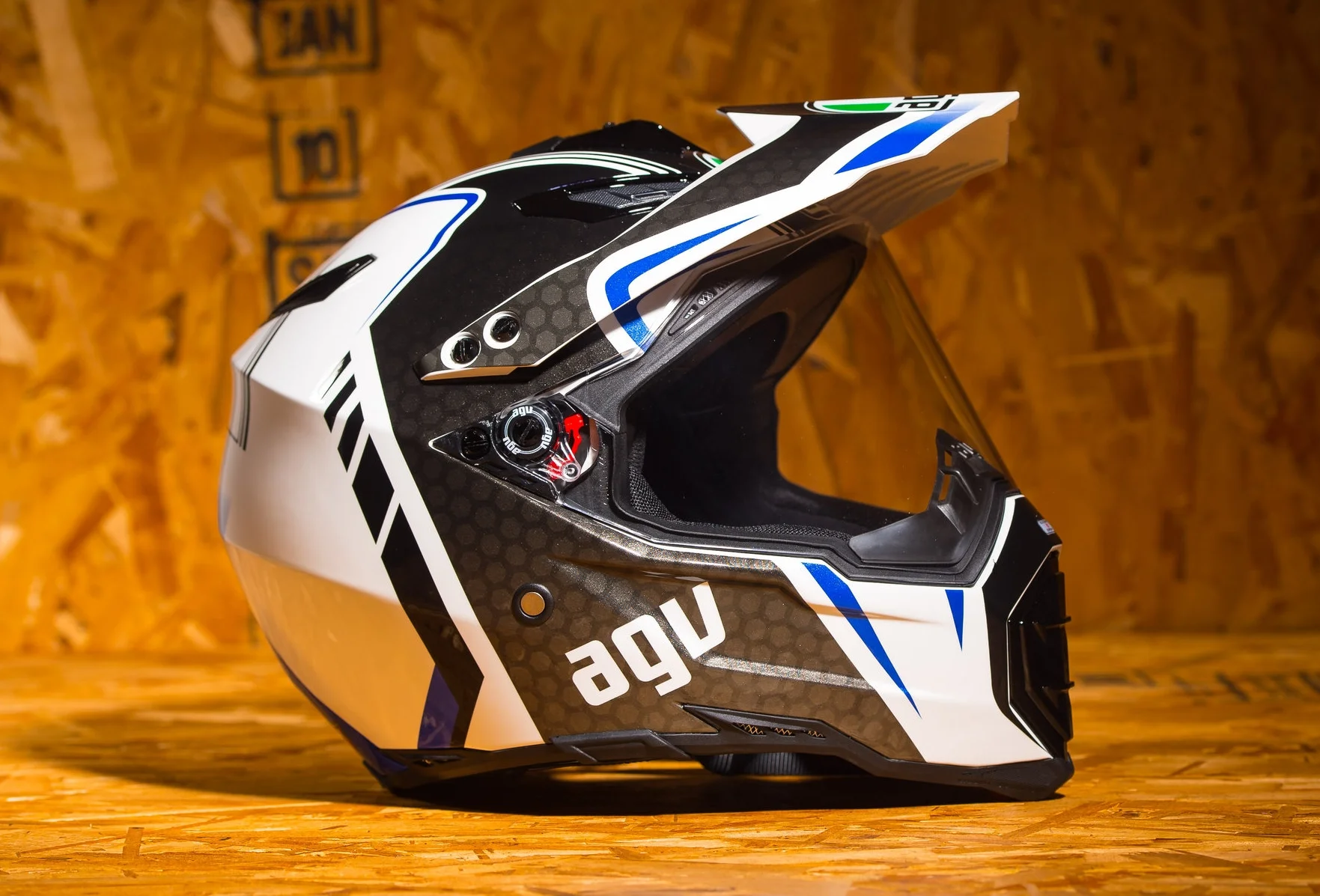 UPSHIFTUPSHIFT TESTED: AGV AX8 ES EVO HELMET