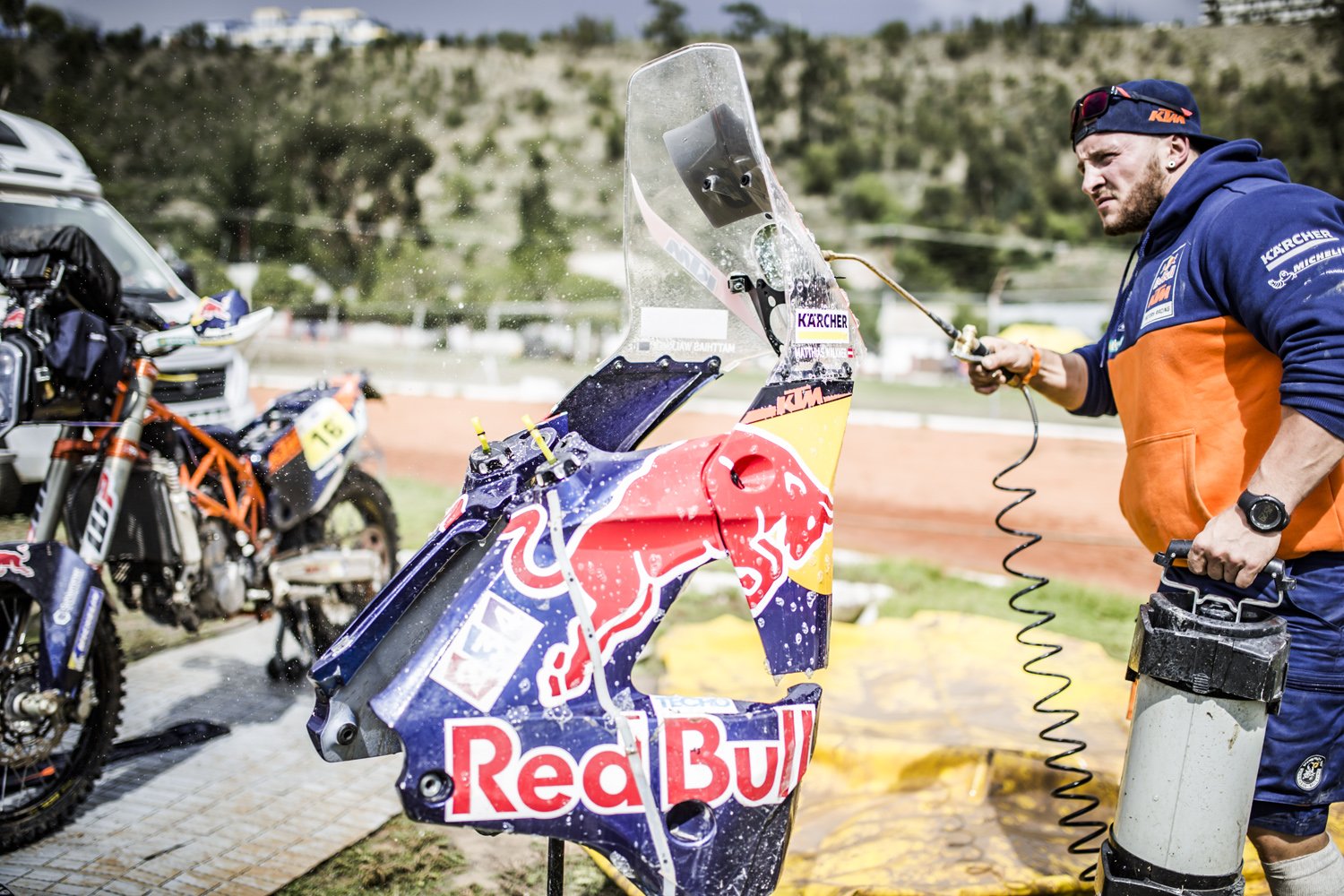 Mechanic Matthias Walkner KTM 450 RALLY Bivouac Dakar 2017.jpg