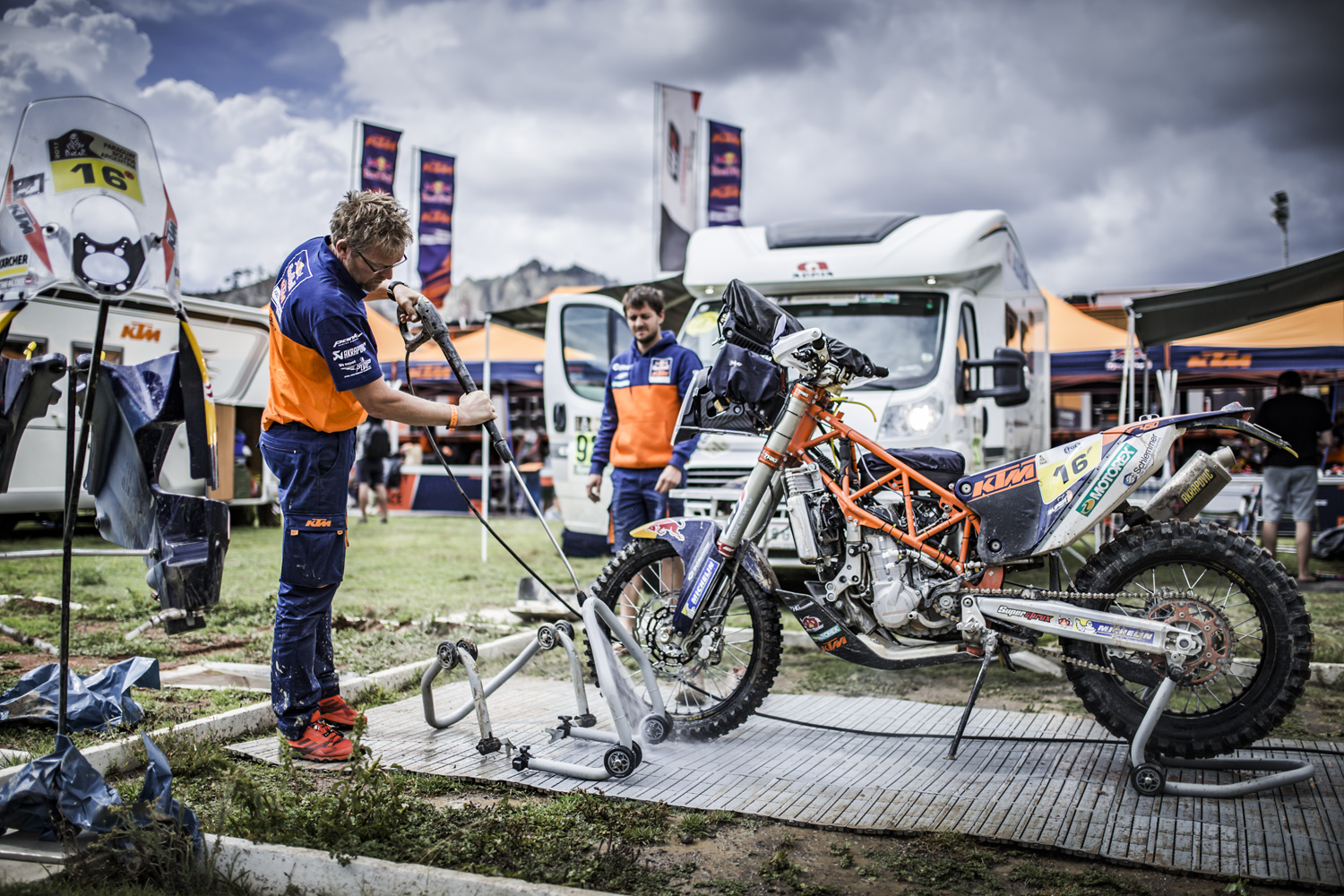 Mechanic Matthias Walkner KTM 450 RALLY Bivouac Dakar 2017-1.jpg