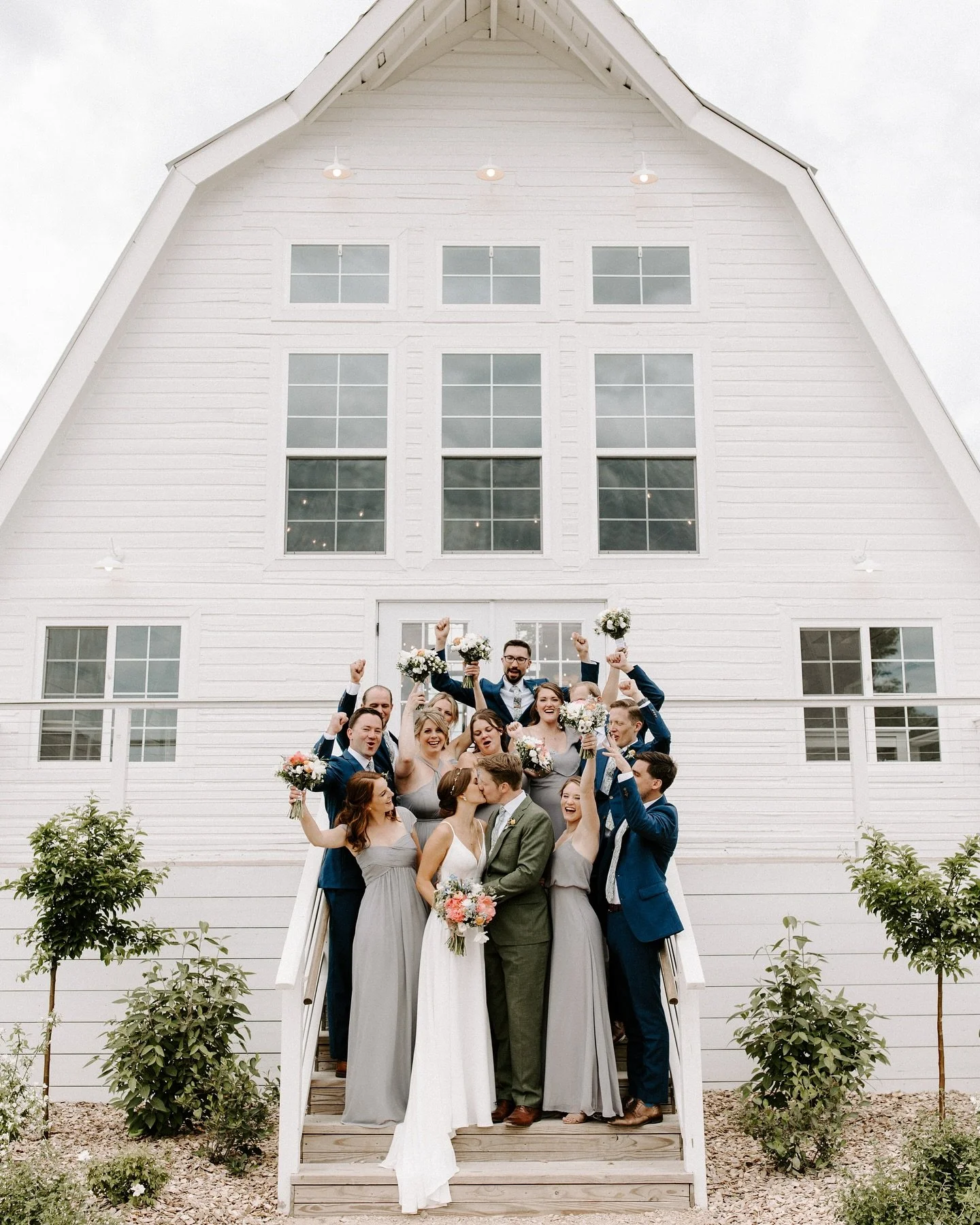 Happy Friday! Enjoy this beautiful weekend!
🎉
☀️
Photography // @hl.photo1
Venue // @ivorynorthco
Videography // @chitwoodmedia
Florals // @florology
Hair &amp; Makeup // @lhnbeauty
Planning // @pieceofcakemn
Dress // @chebellaboutique
Bridesmaids /