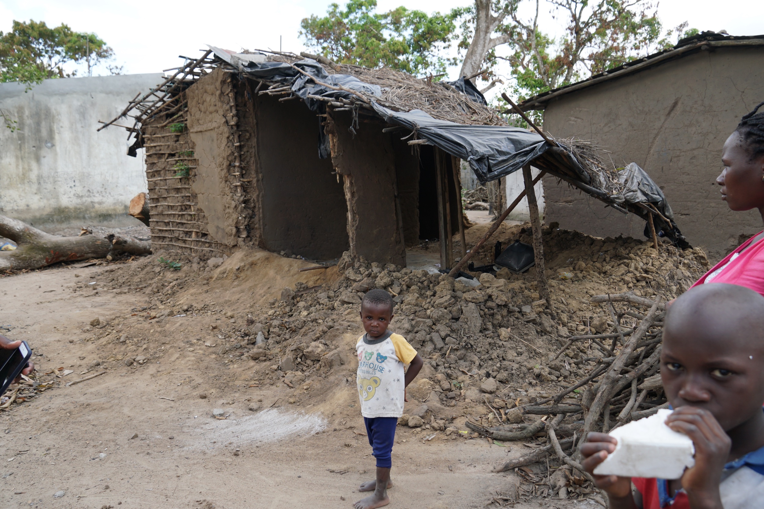 A widow’s house destroy her and 5 kids left homeless