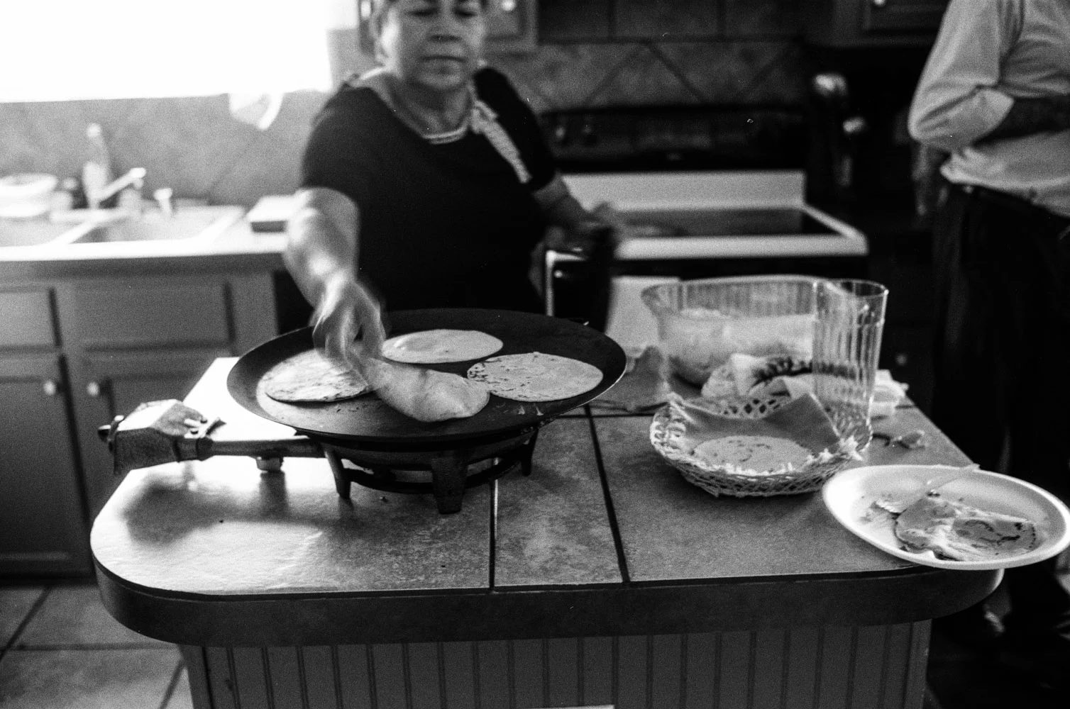 chela_making_tortillas_1.jpg