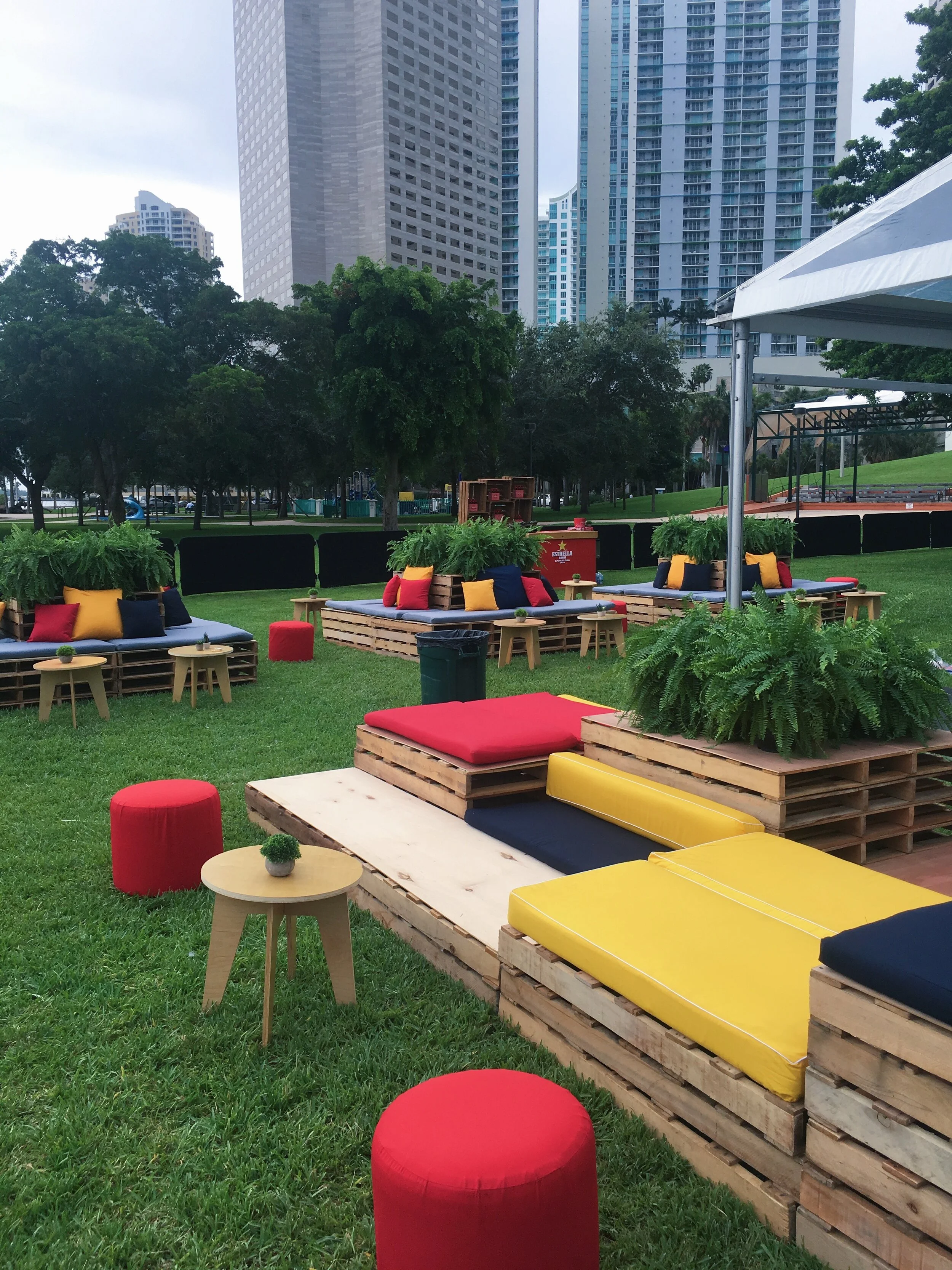 wood pallet lounges for rent. experiential marketing rentals 