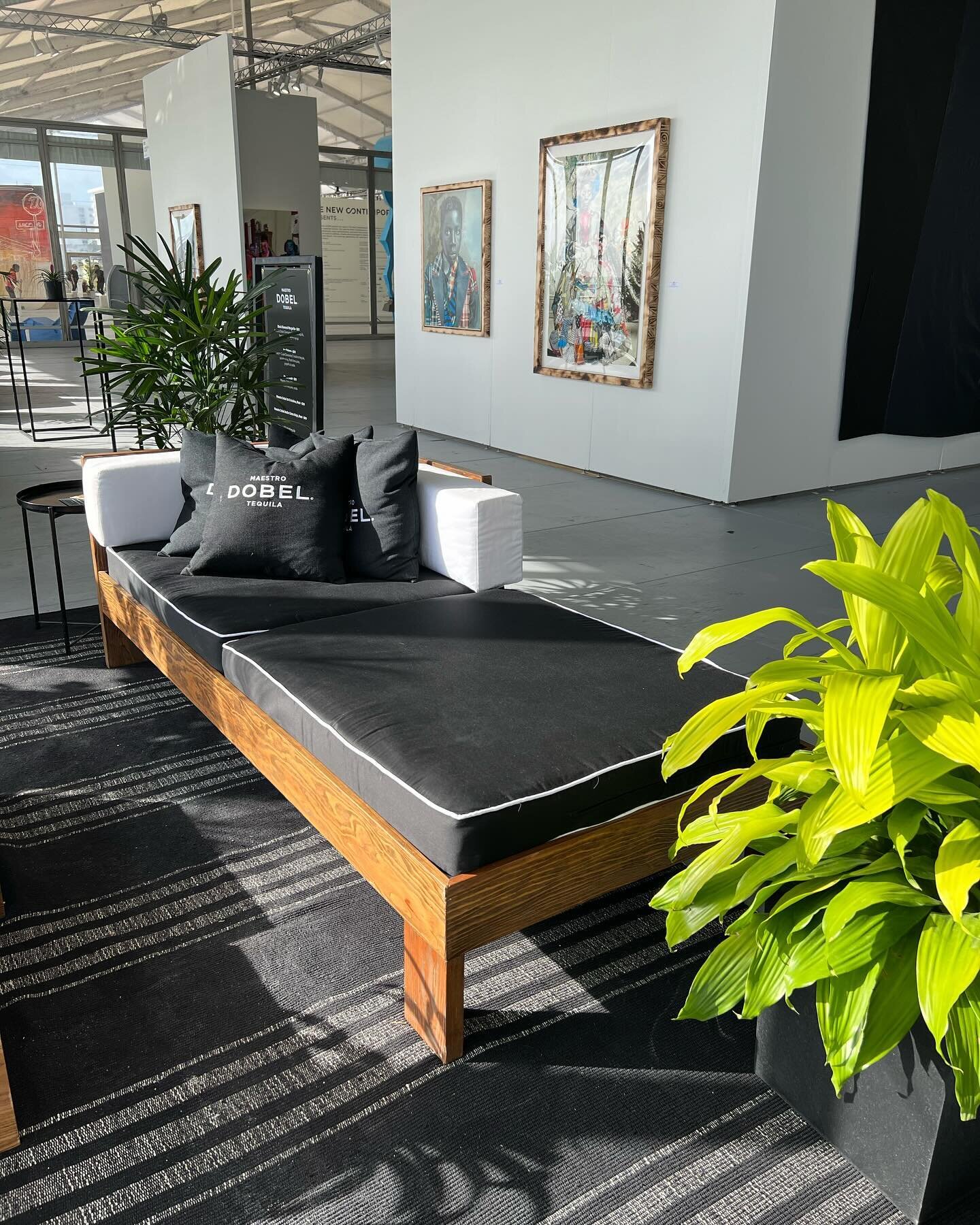 The Lounge Chair - black cushions/white piping 🔥
.
.
.
.
#eventrentals #eventfurniturerental #eventplanner #eventdesign #eventideas #eventinspo #brandactivation #marketingevents