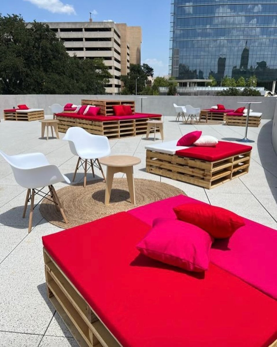 When you need to match the furniture with the brand&rsquo;s colors 🔥🥤
Island Lounge and Pallet beds at @moodyamphitheater #eventfurniturerental #palletfurniture #eventrentals #eventdesign #eventideas #eventdecor