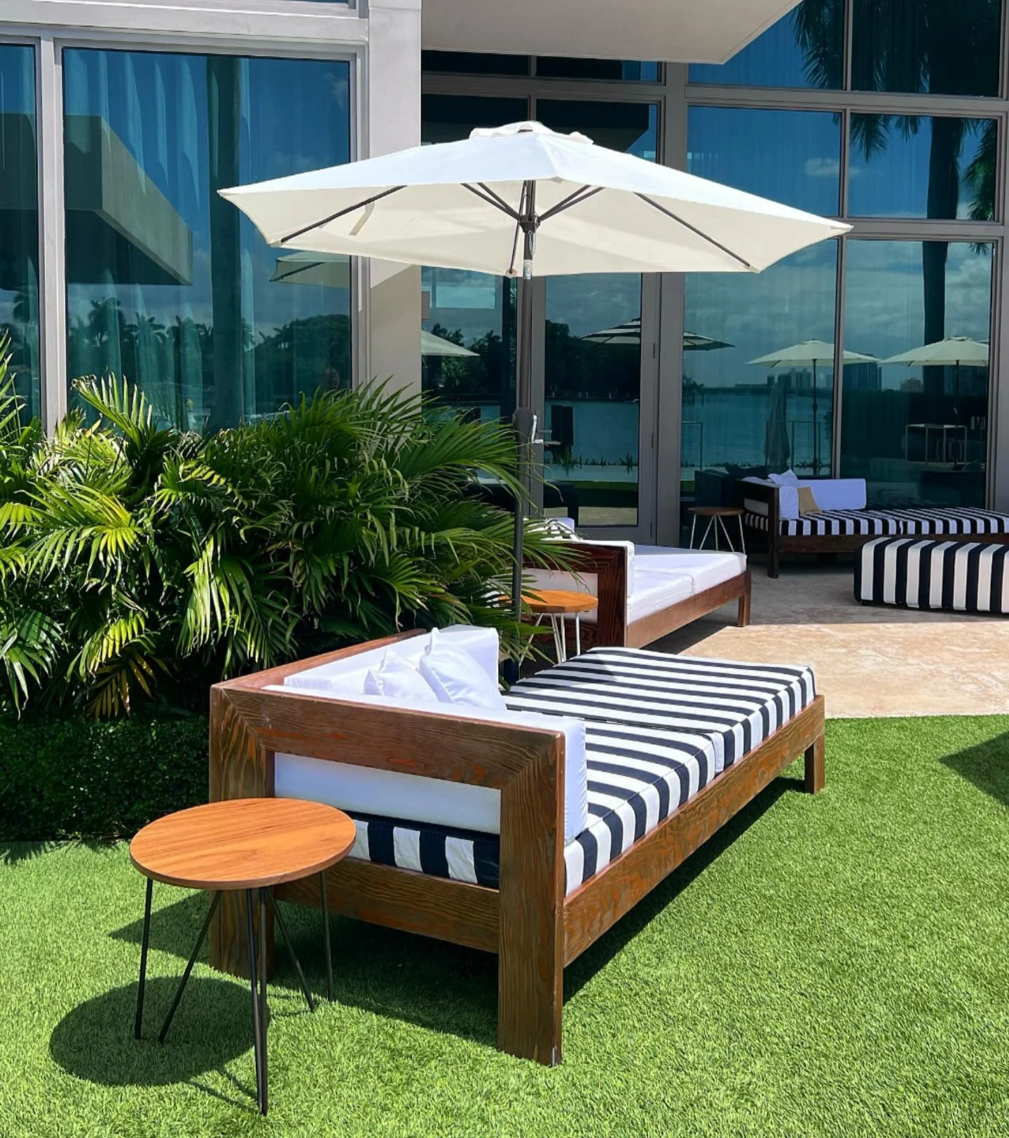 Stripes lounge chair + Duke side table + Umbrella = a fitting combo for a pool side summer event 🌴🍉