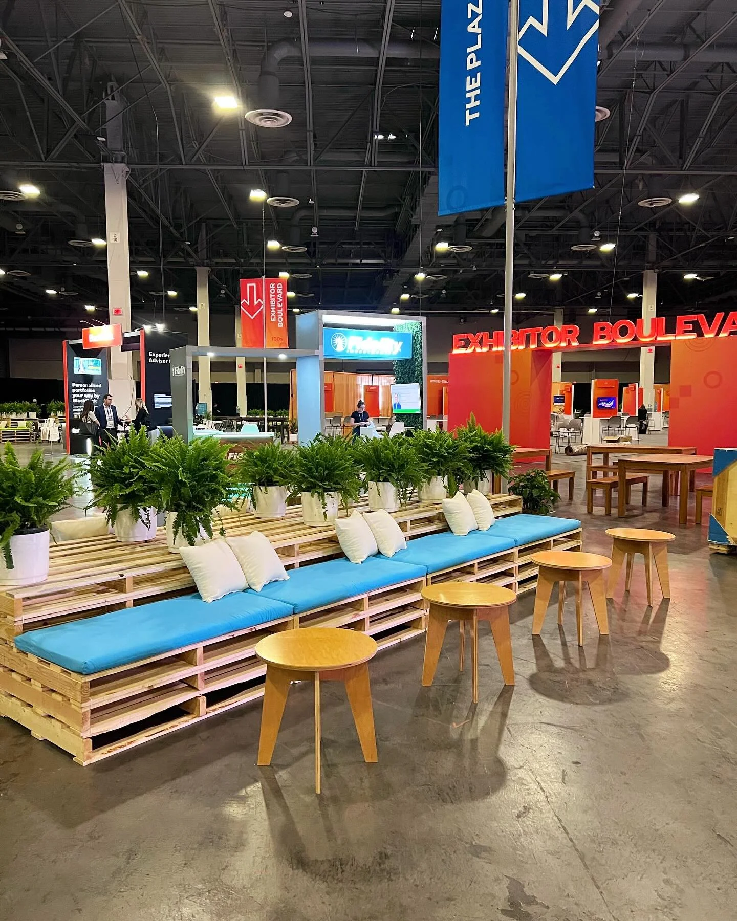 Trade show attendees need a place to sit during the show, a place to take down notes or just to enjoy a coffee break. Our pallet lounges can sit a large amount of guests at once to allow just that. The set up below is a custom back to back lounge, th